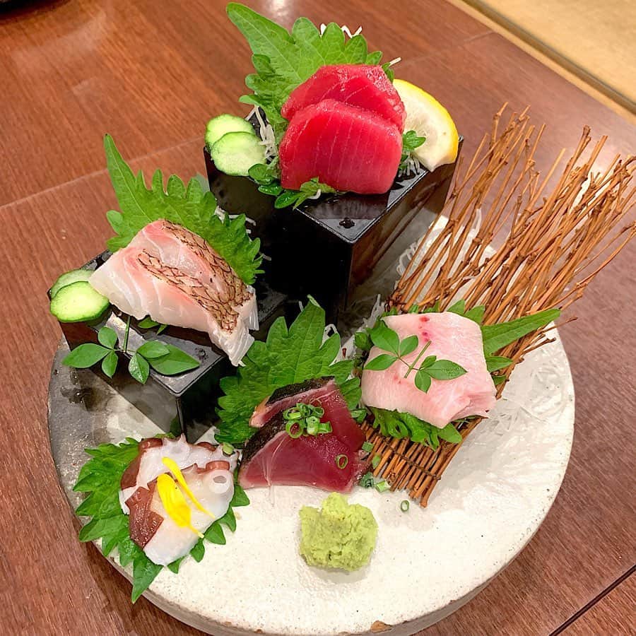 柴本愛沙さんのインスタグラム写真 - (柴本愛沙Instagram)「九州の美味しい料理が恋しくなって… 飯田橋にある九州の名物料理専門店、 「博多きむら屋」へ。  久しぶりのえりちゃんと一緒に♡ ６月の予約特典で、 メッセージ付きデザートプレートが頼めたので、 ちょっと遅れてしまった誕生日のお祝いもできました🥂  2枚目以降は、食べたお料理です。 「本格博多もつ鍋と特上馬刺しと 、 鮮魚”九州極みコース”」にしました。  ①博多明太子の炙り 、生シラスおろし  ②宮崎県　霧島豚のしゃぶしゃぶサラダ  ③生マグロ含む鮮魚のお造り３点盛り合わせ  ④紅白馬刺しの握り寿司(熊本県 千興ファーム直送) 特上 霜降り馬刺し(熊本県 千興ファーム直送） ⑤名物！本場博多もつ鍋　（塩味） ⑥国産黒毛和牛 宮崎牛の炙り焼きステーキ → 写真撮り忘れました💦 ⑦穴子と季節野菜の天ぷら、香の物 ⑧〆のちゃんぽん麺 ⑨デザート  もう、ボリューム満点！ そして、九州各地から直送の新鮮な食材で 心も体も満たされました♡ やっぱ、うまかー！ 😋  Casting By @woomy.restaurant  #飯田橋 #博多きむら屋 #九州料理 #九州グルメ #博多 #明太子 #もつ鍋 #熊本 #馬刺し #お刺身 #生マグロ #新鮮 #宮崎 #霧島豚 #しゃぶしゃぶ #宮崎牛 #ボリューム満点 #コスパ良し #デザートはカステラ #バースデープレート #バースデーサプライズ #デザートプレート #神楽坂 #飯田橋グルメ #東京で九州料理 #おいしかった」6月21日 20時00分 - aisa_shibamoto