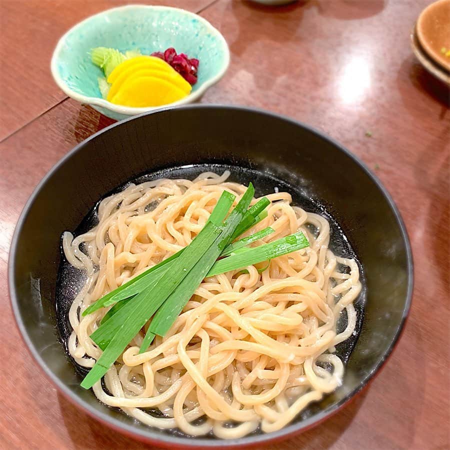 柴本愛沙さんのインスタグラム写真 - (柴本愛沙Instagram)「九州の美味しい料理が恋しくなって… 飯田橋にある九州の名物料理専門店、 「博多きむら屋」へ。  久しぶりのえりちゃんと一緒に♡ ６月の予約特典で、 メッセージ付きデザートプレートが頼めたので、 ちょっと遅れてしまった誕生日のお祝いもできました🥂  2枚目以降は、食べたお料理です。 「本格博多もつ鍋と特上馬刺しと 、 鮮魚”九州極みコース”」にしました。  ①博多明太子の炙り 、生シラスおろし  ②宮崎県　霧島豚のしゃぶしゃぶサラダ  ③生マグロ含む鮮魚のお造り３点盛り合わせ  ④紅白馬刺しの握り寿司(熊本県 千興ファーム直送) 特上 霜降り馬刺し(熊本県 千興ファーム直送） ⑤名物！本場博多もつ鍋　（塩味） ⑥国産黒毛和牛 宮崎牛の炙り焼きステーキ → 写真撮り忘れました💦 ⑦穴子と季節野菜の天ぷら、香の物 ⑧〆のちゃんぽん麺 ⑨デザート  もう、ボリューム満点！ そして、九州各地から直送の新鮮な食材で 心も体も満たされました♡ やっぱ、うまかー！ 😋  Casting By @woomy.restaurant  #飯田橋 #博多きむら屋 #九州料理 #九州グルメ #博多 #明太子 #もつ鍋 #熊本 #馬刺し #お刺身 #生マグロ #新鮮 #宮崎 #霧島豚 #しゃぶしゃぶ #宮崎牛 #ボリューム満点 #コスパ良し #デザートはカステラ #バースデープレート #バースデーサプライズ #デザートプレート #神楽坂 #飯田橋グルメ #東京で九州料理 #おいしかった」6月21日 20時00分 - aisa_shibamoto