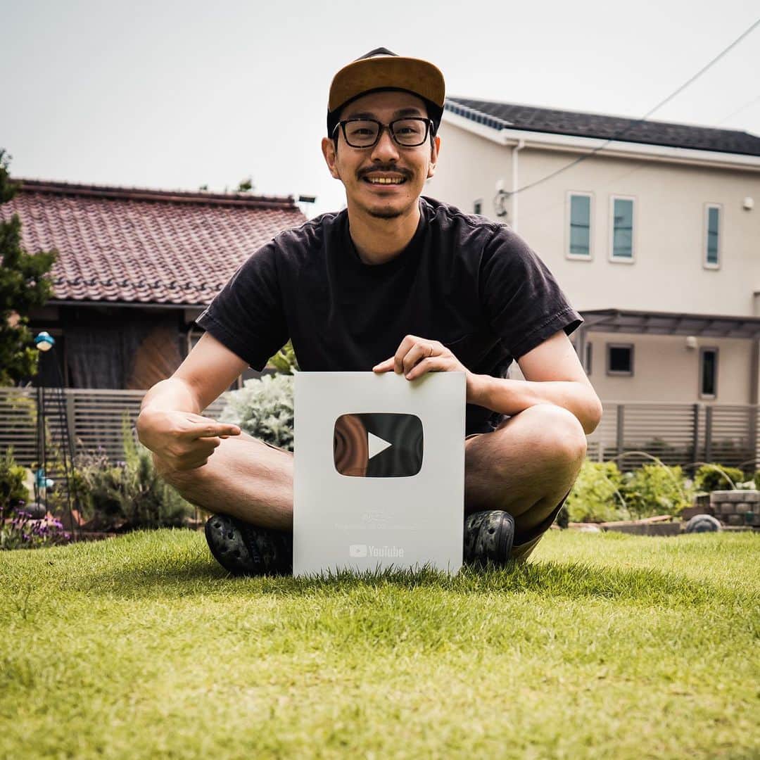のりごとーのインスタグラム：「YouTubeシルバー盾🛡が届きました♪ #youtubecreatorawards」