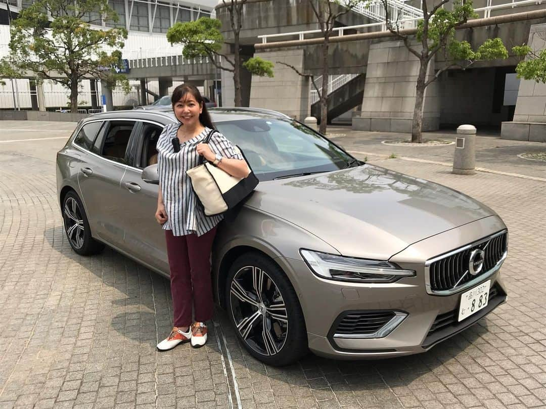 竹岡圭さんのインスタグラム写真 - (竹岡圭Instagram)「「VOLVO V60 T6ツインエンジンAWD」に乗ってきましたー😊いわゆるT6のPHEV、待ってました〜！という方も多いのではないでしょうかー。 ハイスペックモデルとなるT8の、あえてパワーを抑えたバージョンなので、質の高いお買い得モデルという感じで、オススメ度高しです❣️ おぎやはぎのお二人が、ボルボのPHEVは一度乗るとやめられないと言っていたのが、改めてよくわかるモデルでした🤗 詳しくはモーターマガジンムービーをお楽しみに💖https://m.youtube.com/playlist?list=PL8304DAA876ED3585」6月21日 20時12分 - kei_takeoka