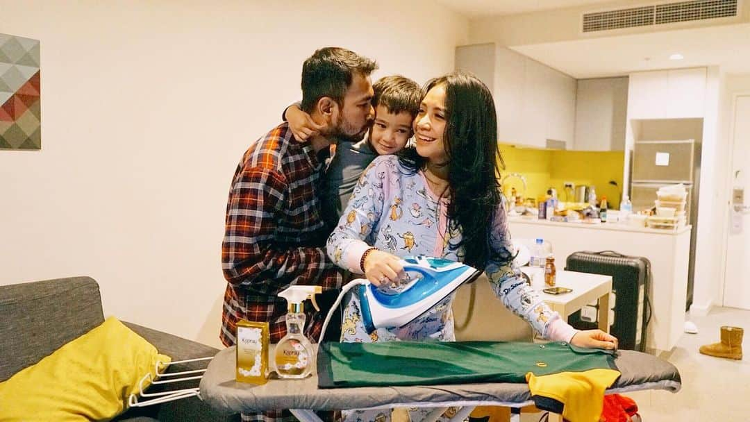 Raffi Ahmadさんのインスタグラム写真 - (Raffi AhmadInstagram)「Lihat nih sayangnya Papa Raffi sama Rafathar ke Mama Gigi. Pagi-pagi, Mama gigi uda dapet peluk cium sayang dari keluarga. .  Rahasianya, Mama Gigi selalu kasih yang terbaik untuk keluarga, termasuk setrika pakaian Papa Raffi biar penampilannya ngga kusut dan selalu keren.  Psst..psst.. Mama Gigi ga pernah lupa semprot @kispray_id karena cuma Kispray yang bisa bikin pakaian cepet licin, lembut dan wangi.  Yuk sayangi keluarga dan berikan yang terbaik biar disayang terus kaya Mama Gigi.」6月21日 20時06分 - raffinagita1717