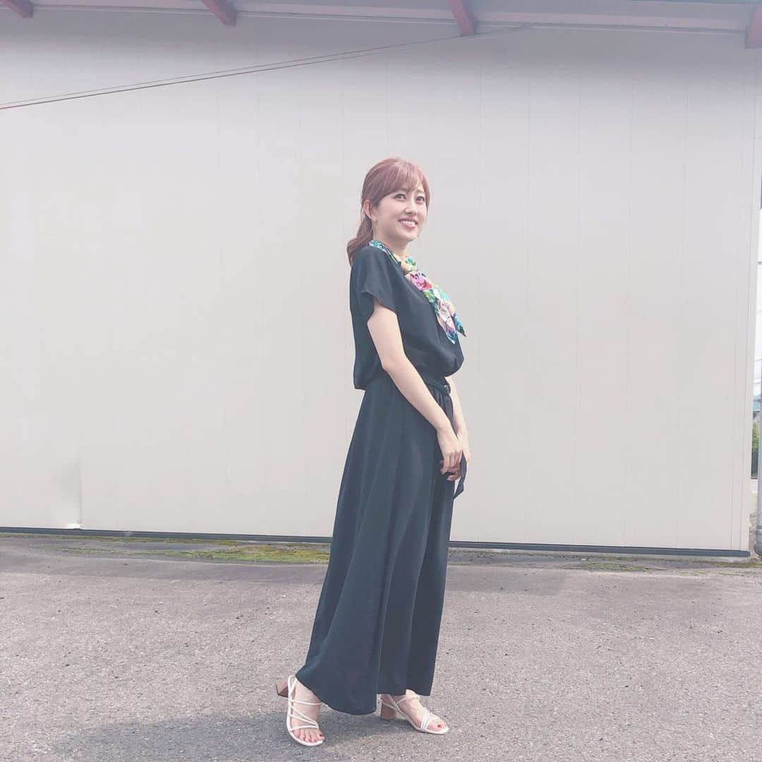 菊地亜美さんのインスタグラム写真 - (菊地亜美Instagram)「. 今日は朝から終日群馬でロケでした☺︎❤︎ 髪色をピンクベージュにしてから結構明るめ☺️ ワンピース… @titivatejp  スカーフはzaraで🌹 . 昨日1ヶ月ぶりに鍼治療行ったら首と肩がすっごーい楽😭 私首とか鎖骨らへんが張りすぎてぴーん！ってなっていて触るとカチコチなんだけど、こんな効果でる！？ってくらい出るからお忍び通いしてる🤭💋 私は顔の美容鍼じゃなくて、首肩腰背中をやってるよ☺︎ 鍼のずーんっていう効いてる感と即効性が大好き❤️笑 体よくなりたい😩 . #ootd #coordinate #titivate #titivatestyle #ティティベイト #ベルト付きvネックロングワンピース」6月21日 20時07分 - amikikuchi0905