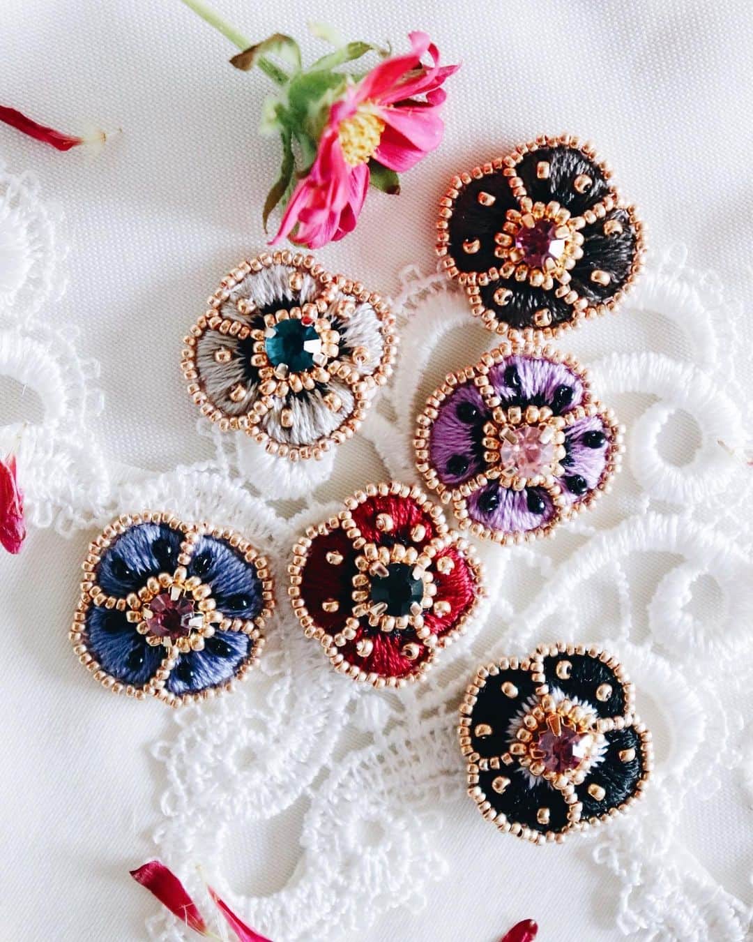 handmade shopのインスタグラム：「7月の販売に向けビーズがついたぶつぶつフラワーを作ってます🌸✨﻿ ﻿ ﻿﻿﻿ ﻿﻿﻿ 🌱online shop販売会 7月予定﻿﻿﻿ 🌱7/20.21 creema hmj (ビッグサイト)﻿﻿﻿ ﻿﻿﻿ ﻿﻿﻿ ﻿﻿﻿ #クスクスミスチーフ#花」