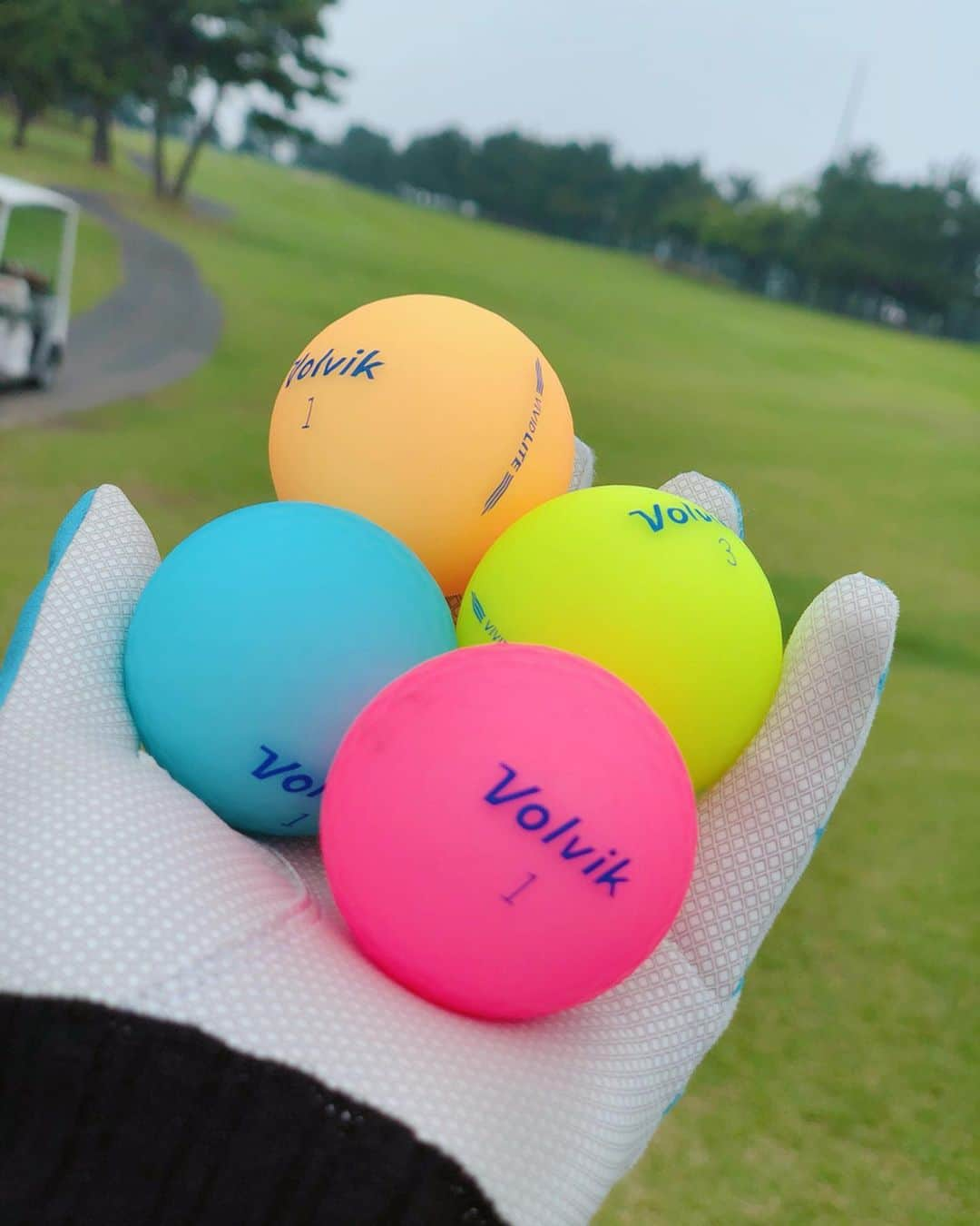 園都さんのインスタグラム写真 - (園都Instagram)「⛳️⛳️⛳️﻿ ﻿ ﻿ 久しぶりのラウンド🙌﻿ ﻿ #volvik シャーベットカラーのボールが﻿ 可愛いくてお気に入り💕﻿ イエローは速攻池ポチャして﻿ どっか行っちゃったけど、、😢﻿ でも久々にゴルフ出来たからhappyです☺️﻿ ﻿ #ゴルフ #ゴルフ女子 #golf」6月21日 20時10分 - miyakosono_official