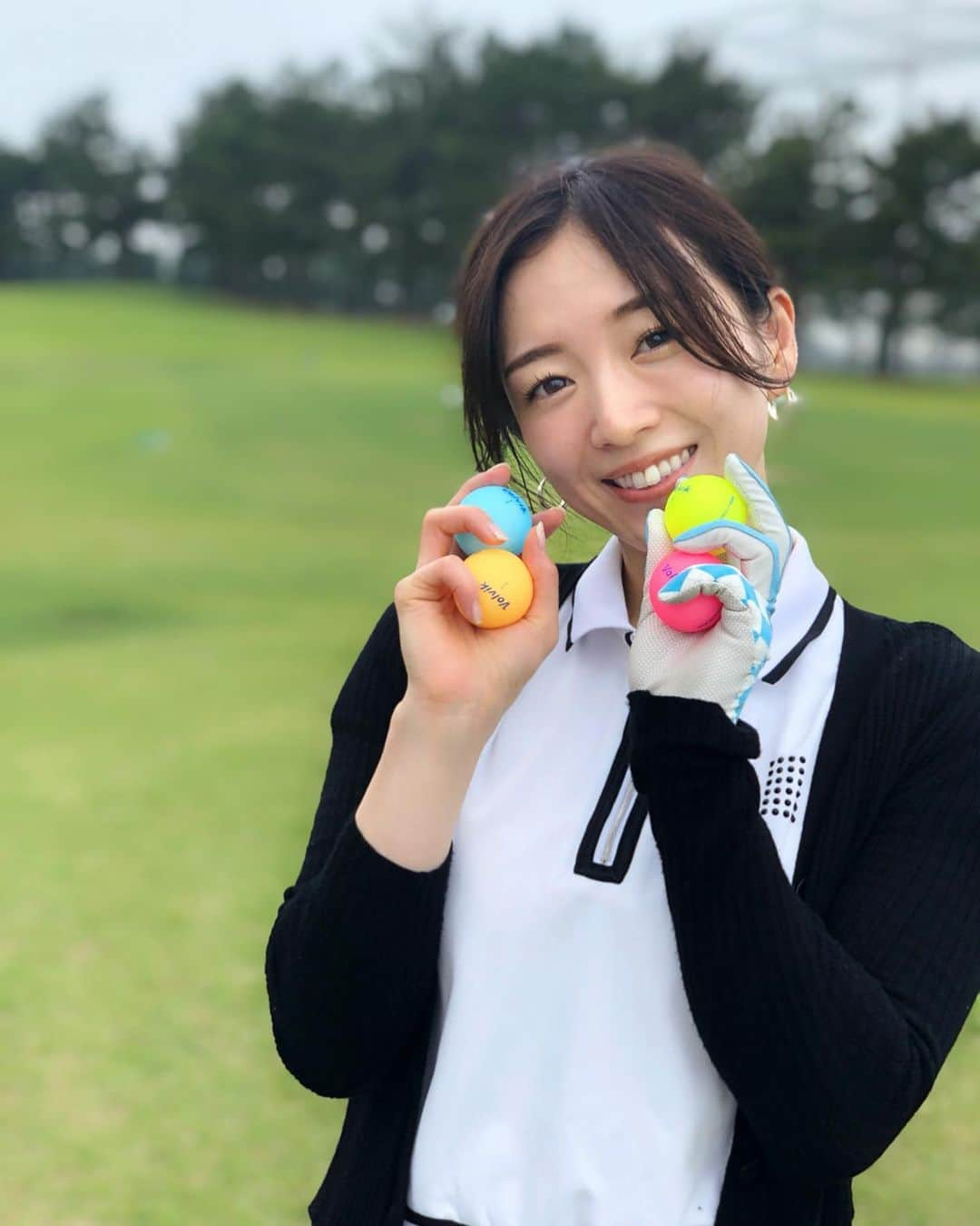 園都さんのインスタグラム写真 - (園都Instagram)「⛳️⛳️⛳️﻿ ﻿ ﻿ 久しぶりのラウンド🙌﻿ ﻿ #volvik シャーベットカラーのボールが﻿ 可愛いくてお気に入り💕﻿ イエローは速攻池ポチャして﻿ どっか行っちゃったけど、、😢﻿ でも久々にゴルフ出来たからhappyです☺️﻿ ﻿ #ゴルフ #ゴルフ女子 #golf」6月21日 20時10分 - miyakosono_official