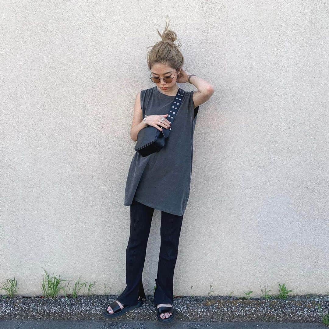 のインスタグラム：「. らっくちんコーデ🐄 上下どちらとも @flugge_official  tops / pigment wash tank bottoms / Relux rib pants うちのリブパンはほんと脚が盛れる🦵 pigmentタンクは結局全色買いしました☺️ . #flugge#fluggesnap#flugge_official#ootd#outfit#code#fashion#style#cordinate#casual」
