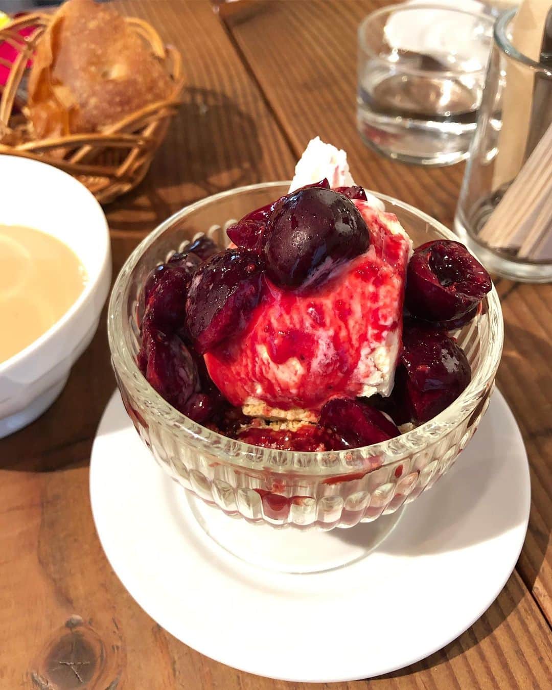 みかさんのインスタグラム写真 - (みかInstagram)「最近食べた冷たいスイーツ🍨 *  1枚目は今日食べた 代々木八幡の #mimet さんの アメリカンチェリーのパルフェ  お酒がちょいきいた 大人のスイーツ。 でもそこまで強くなく 言われなければ分からないくらい。 これがとーっても美味しくて😋 下にはサクサクパイもあり パフェ感出てます。 パルフェって響き、 たまらない😂 *  2枚目は先月、 数年越しにやっとこさ行けた #マッターホーン さんで モカソフト。 想像より大きくずっしり！ 程よい甘さのモカソフト。 食べきれるかなー？の心配が よぎったけど 取り越し苦労でした😂 冷えずにぺろりいただきました。 バームクーヘンもクッキーも 買えて家でも楽しめました。 *  3枚目は #千疋屋フルーツパーラー さんで 季節のフルーツパフェと スタンダードなフルーツパフェ。 フルーツが美味しいのはもちろん アイスやジュレも美味しくて 完成度高い！！ *  今日は友達とランチ後、 野暮用を徒歩多目で済ませたら 26000歩超え💦 なんだか体力奪われる暑さも あり、 さすがに疲れました😭 夕ごはんは最後の力を 振り絞りカレーを作りました。 （生姜多めに入れたら美味しかった❤︎） *  今週もよく動きよく働いた〜😭 お疲れ様でした✨ *  #スイーツ#アイス#アイスクリーム#夏スイーツ#パフェ#アメリカンチェリーのパフェ#フルーツパフェ#モカソフト#カフェ#カフェ巡り#東京カフェ#食べある記#フルーツ#夏のフルーツ」6月21日 20時15分 - mikasko