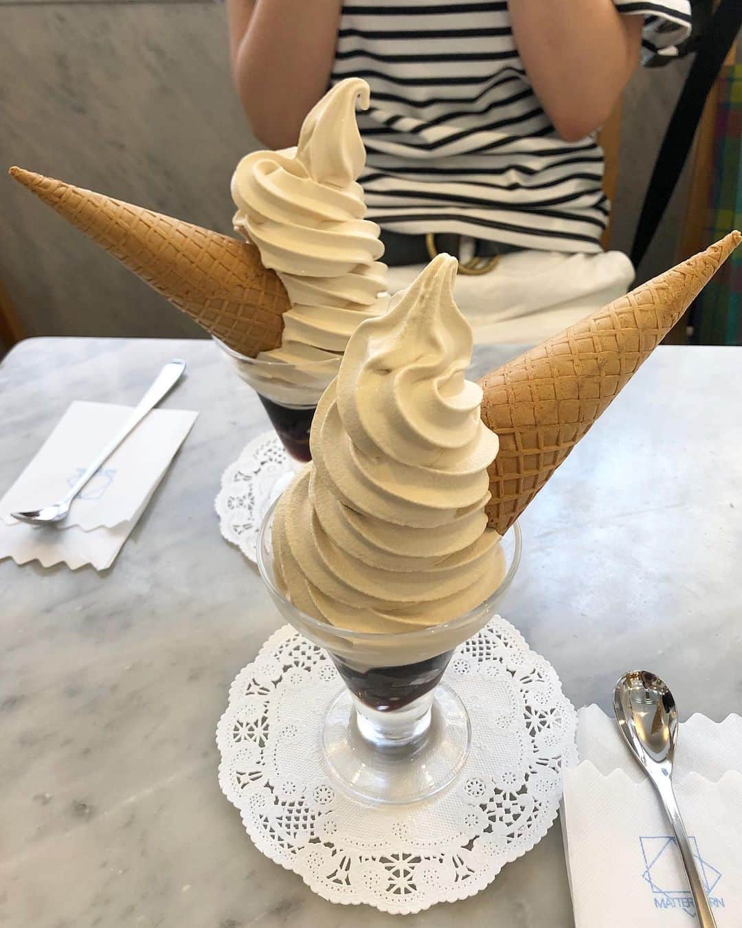 みかさんのインスタグラム写真 - (みかInstagram)「最近食べた冷たいスイーツ🍨 *  1枚目は今日食べた 代々木八幡の #mimet さんの アメリカンチェリーのパルフェ  お酒がちょいきいた 大人のスイーツ。 でもそこまで強くなく 言われなければ分からないくらい。 これがとーっても美味しくて😋 下にはサクサクパイもあり パフェ感出てます。 パルフェって響き、 たまらない😂 *  2枚目は先月、 数年越しにやっとこさ行けた #マッターホーン さんで モカソフト。 想像より大きくずっしり！ 程よい甘さのモカソフト。 食べきれるかなー？の心配が よぎったけど 取り越し苦労でした😂 冷えずにぺろりいただきました。 バームクーヘンもクッキーも 買えて家でも楽しめました。 *  3枚目は #千疋屋フルーツパーラー さんで 季節のフルーツパフェと スタンダードなフルーツパフェ。 フルーツが美味しいのはもちろん アイスやジュレも美味しくて 完成度高い！！ *  今日は友達とランチ後、 野暮用を徒歩多目で済ませたら 26000歩超え💦 なんだか体力奪われる暑さも あり、 さすがに疲れました😭 夕ごはんは最後の力を 振り絞りカレーを作りました。 （生姜多めに入れたら美味しかった❤︎） *  今週もよく動きよく働いた〜😭 お疲れ様でした✨ *  #スイーツ#アイス#アイスクリーム#夏スイーツ#パフェ#アメリカンチェリーのパフェ#フルーツパフェ#モカソフト#カフェ#カフェ巡り#東京カフェ#食べある記#フルーツ#夏のフルーツ」6月21日 20時15分 - mikasko