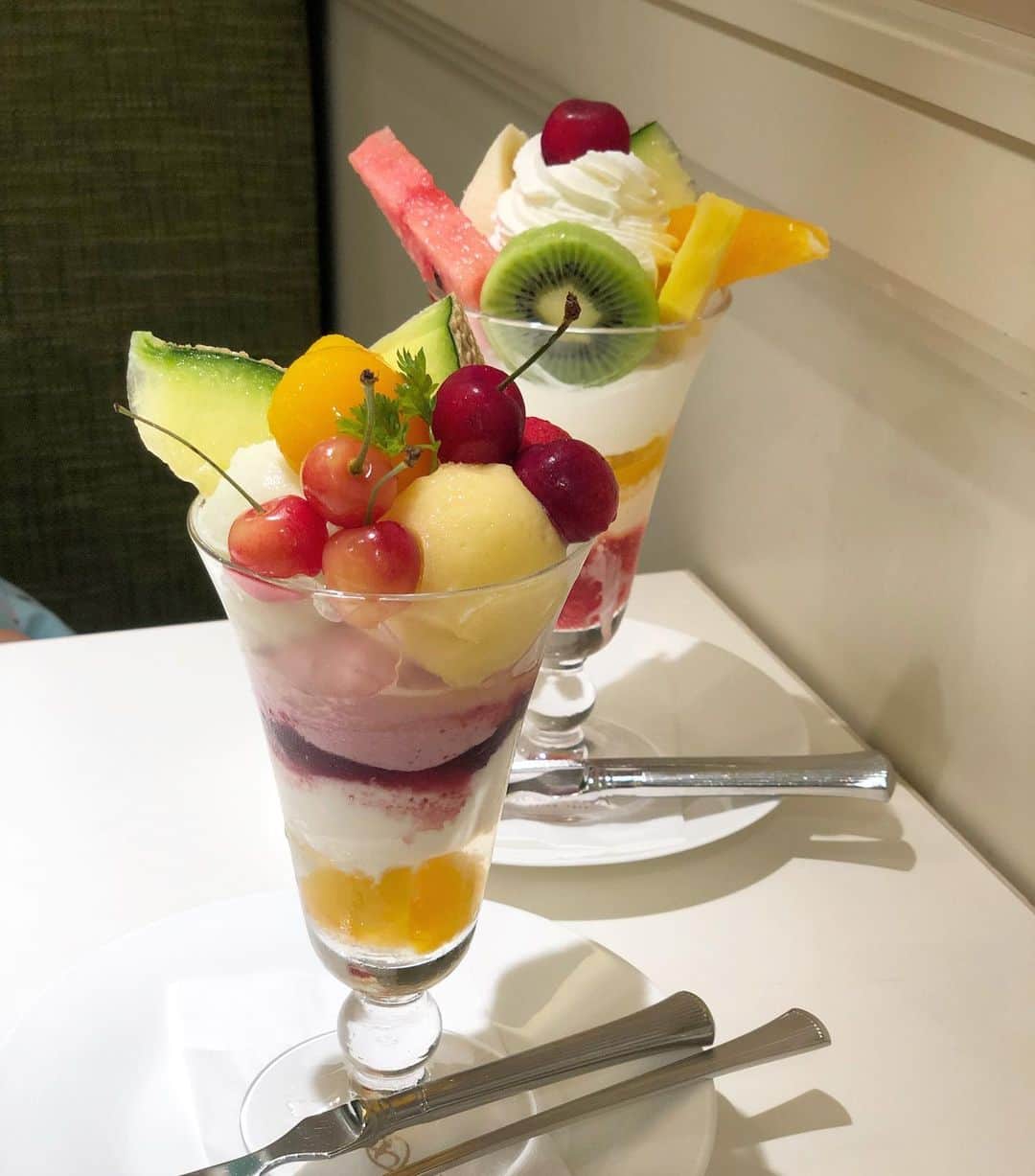 みかさんのインスタグラム写真 - (みかInstagram)「最近食べた冷たいスイーツ🍨 *  1枚目は今日食べた 代々木八幡の #mimet さんの アメリカンチェリーのパルフェ  お酒がちょいきいた 大人のスイーツ。 でもそこまで強くなく 言われなければ分からないくらい。 これがとーっても美味しくて😋 下にはサクサクパイもあり パフェ感出てます。 パルフェって響き、 たまらない😂 *  2枚目は先月、 数年越しにやっとこさ行けた #マッターホーン さんで モカソフト。 想像より大きくずっしり！ 程よい甘さのモカソフト。 食べきれるかなー？の心配が よぎったけど 取り越し苦労でした😂 冷えずにぺろりいただきました。 バームクーヘンもクッキーも 買えて家でも楽しめました。 *  3枚目は #千疋屋フルーツパーラー さんで 季節のフルーツパフェと スタンダードなフルーツパフェ。 フルーツが美味しいのはもちろん アイスやジュレも美味しくて 完成度高い！！ *  今日は友達とランチ後、 野暮用を徒歩多目で済ませたら 26000歩超え💦 なんだか体力奪われる暑さも あり、 さすがに疲れました😭 夕ごはんは最後の力を 振り絞りカレーを作りました。 （生姜多めに入れたら美味しかった❤︎） *  今週もよく動きよく働いた〜😭 お疲れ様でした✨ *  #スイーツ#アイス#アイスクリーム#夏スイーツ#パフェ#アメリカンチェリーのパフェ#フルーツパフェ#モカソフト#カフェ#カフェ巡り#東京カフェ#食べある記#フルーツ#夏のフルーツ」6月21日 20時15分 - mikasko