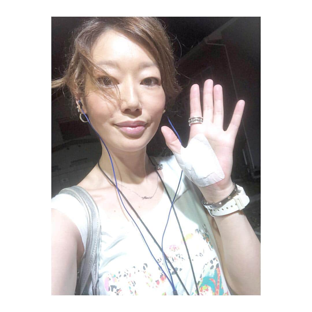 小山田みずきさんのインスタグラム写真 - (小山田みずきInstagram)「先日の夜、膝の上にいた分身にゃにゃに左手をがっぷり噛まれ、夜中に痛みで眠れない状態だったので翌日の朝から病院へ。 三箇所麻酔して切開して、破傷風の注射をして、手は包帯ぐるぐる巻き。 昨日の朝は1.5倍位に腫れ上がっていて親指と人差し指が動かせない状態でしたが、もう気合いしかないと包帯を防水バンに変え、掃除したり洗濯したり頑張って動いていたら、いつのまにか防水バンの中が血まみれ。 でも、その後、すっかり腫れがひきました♪ やっぱり気合いと気持ちの持ちようが大事だと改めて実感☆ そして、あれだけの力で噛めるんだから、にゃにゃはまだまだ元気♪♪ #飼い猫 #老猫21歳 #に #噛まれた #気合い #が #大事 #湘南 #湘南ライフ #fashion #stussy #beauty #makeup #actress #actresslife #model #modellife #follow #followme #jastindavis #gshock #coach」6月21日 20時17分 - mizukioyamada