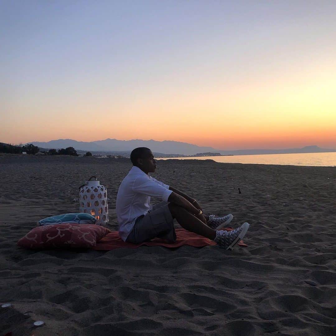 ジョナタン・ビアビアニーさんのインスタグラム写真 - (ジョナタン・ビアビアニーInstagram)「ENJOY THE SILENCE ‼️ Pslam 131 #sunset #bestvacations #greece #enjoy #faith #dinner」6月21日 20時17分 - biabianyreal