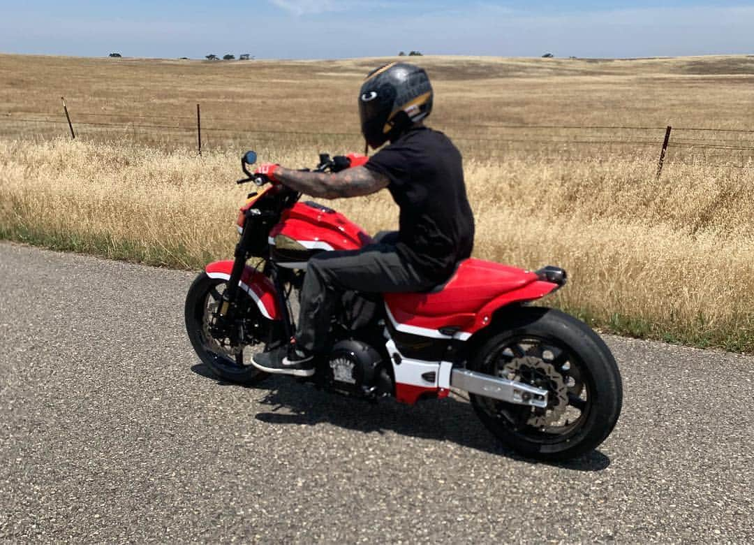 ケアリー・ハートさんのインスタグラム写真 - (ケアリー・ハートInstagram)「#FBF to my @indianmotorcycle #IndianKingKiller that I finally got to ride a couple weeks ago. Can’t wait to get the break in miles on her and get it on the race track!!!! Wanna cook these race compound @ridedunlop tires!!!!」6月21日 20時19分 - hartluck