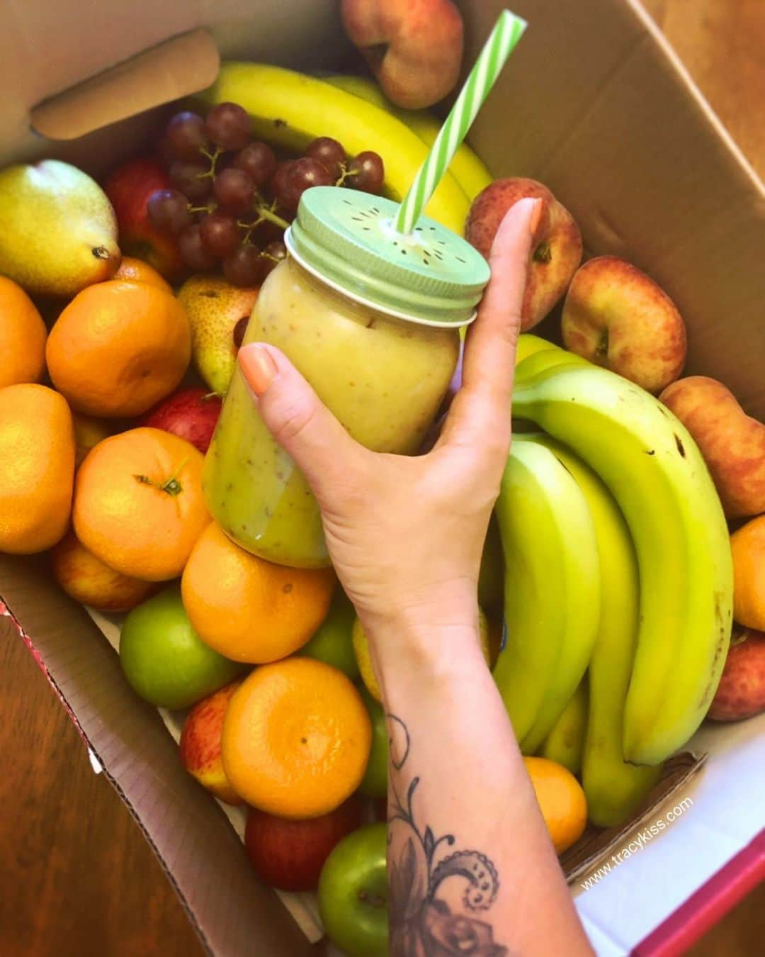 トレーシー・キスさんのインスタグラム写真 - (トレーシー・キスInstagram)「What could be nicer on a gloriously sunny day then whipping up a refreshingly juicy fruit smoothie from my @eatfruitofficedelivery fruit box ☺️🧡☀️ How often do you get your five a day my darlings? ------------------------ #fresh #smoothie #eatfruit #fiveaday #tracykiss #gymlife #bodygoals #feminism #muscles #earnedit #tattoo #healthy #bodytransformation #inspiration #gains #motivation #ootd #fashion #weightloss #fitness #success #girlpower #redhead #ootn #lotd #veganism #girl #gym #bodybuilding #vegan」6月21日 20時30分 - tracykissdotcom