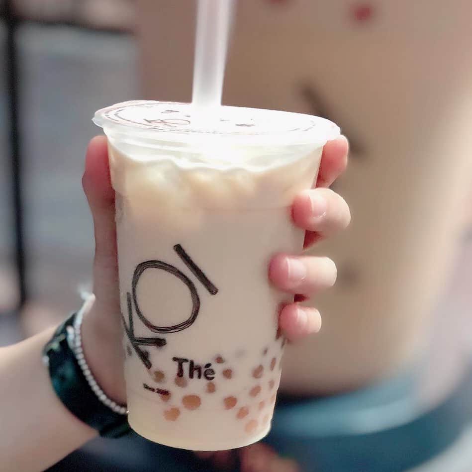 のインスタグラム：「色んな所でタピオカミルクティーを飲み比べ中♫ 今のところKOI Théが一番好き🥰  #koithé表参道店  #原宿 #タピオカミルクティー」