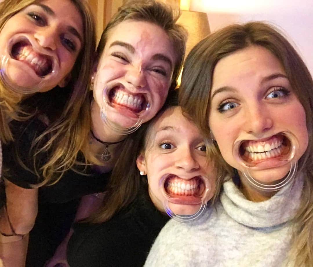 ベアトリーチェ・ヴィオのインスタグラム：「Quando perdo il selfie-control delle mie azioni (e di quelle degli altri!) 🤳🏻🤣 Ci tenevo a condividere con voi alcuni dei momenti più imbarazzanti della mia vita 🥴 #NationalSelfieDay #SelfieDay」