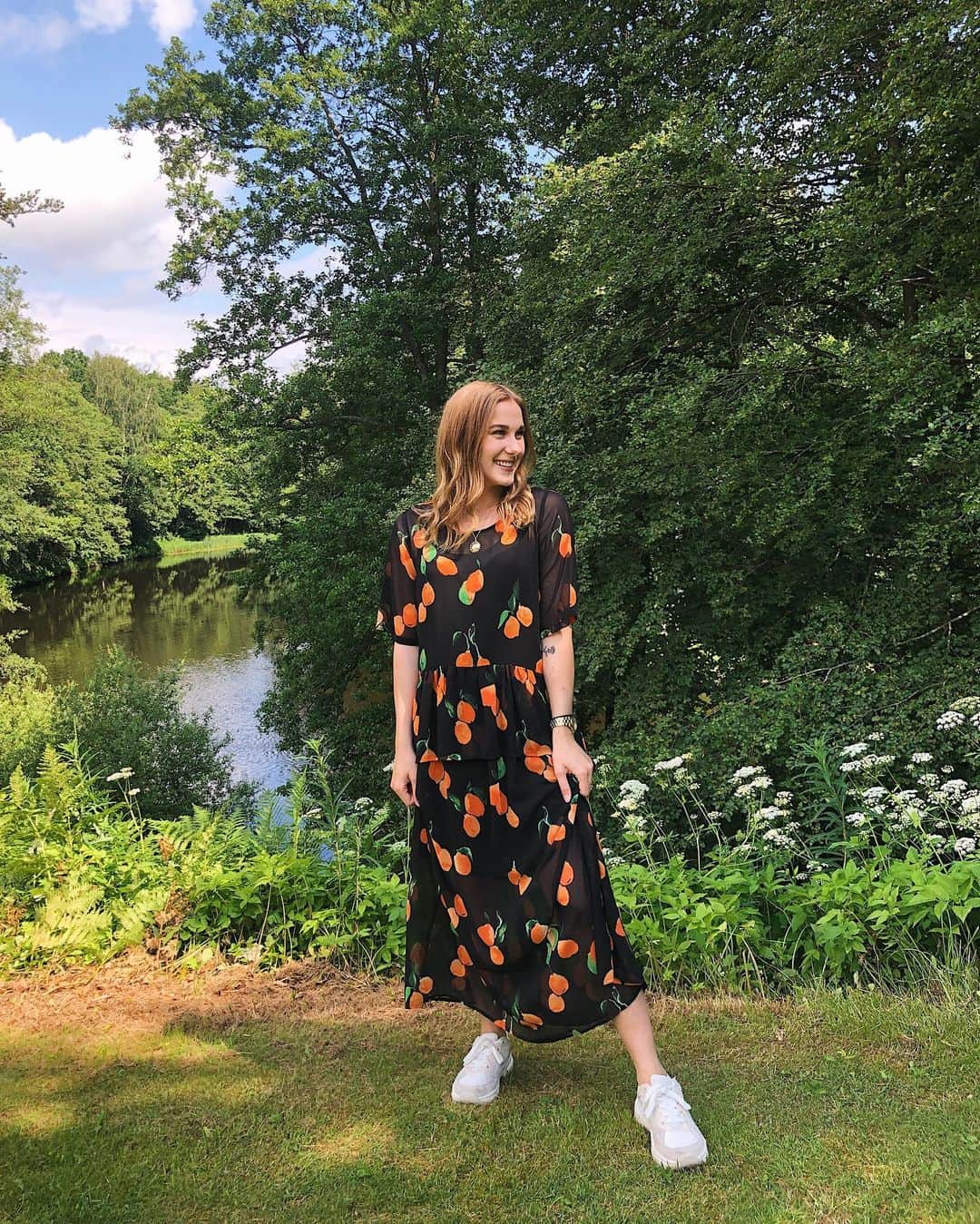 イザベル・オルソンのインスタグラム：「Glad midsommar 🍊」
