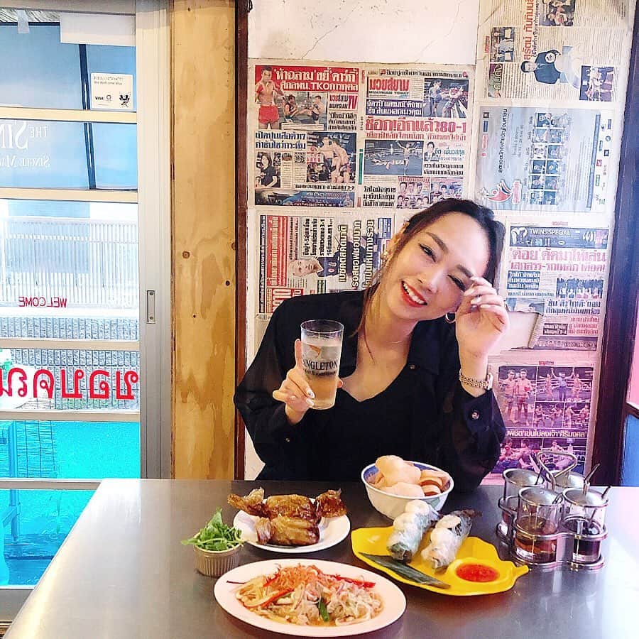 石田美奈子のインスタグラム：「#昼飲み ☺︎ @arika_imura と代々木駅からすぐにある#ほぼ新宿のれん街 へ。 前から気になっていて、行ってみたかったんです！♡ 焼き鳥、もつ焼き、シャンパンと餃子のお店、などなど。のれん街だけどいい感じのおしゃれさで、気になるお店がたくさん。 . 最初はアジアン料理のお店に入りました。 #ヤムウンセン が大好きで、メニューにあったらほぼ頼む🤤 生春巻きも空芯菜も美味♡初めて食べたペーパーチキンもすごく美味しかった！ 他にもいろいろ食べたかったけれど、お店をたくさんハシゴしたかったので我慢我慢(๑･̑◡･̑๑) お酒はキャンペーンをやっていた#シングルトンハイボール ✨ 元々#ハイボール が好きでよく飲むのですが、シングルトンは初☺︎ 飲みやすくて美味しいし、お料理に合うお酒！いいお酒なのにお安く飲めて更に満足でした(*´꒳`*) ほぼ新宿のれん街でシングルトンのイベントが7月17日まで開催されているので、#ウィスキー 好きの方は是非♫ . 2軒目は#シャンパン のお店に行って、その後は#ゴールデン街 のお店を数軒巡って、昼にスタートした#飲み会 は22時過ぎに解散。 休日を満喫できた日♡とても幸せなほろ酔い🤤 . #whisky #shinjuku #yoyogi #pr #シングルトンダフタウン #ほぼスコットランドのれん街 #ハイボールのためのシングルモルト #飲み歩き #女子飲み」