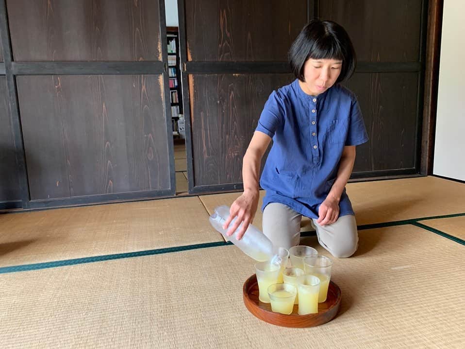 のインスタグラム：「（また舞い戻ってしまいました〜） 昨日お世話になったミヤビさんが 今日は自家製林檎ソーダを 差し入れしてくださいました。 お家もお人柄も本当に素敵。 またすぐにおじゃましたいです、、（笑） ありがとうございました🙏🏻✨ _ #一軒家 #自然がいっぱい #自家製 #林檎ソーダ #お靴が可愛かった」