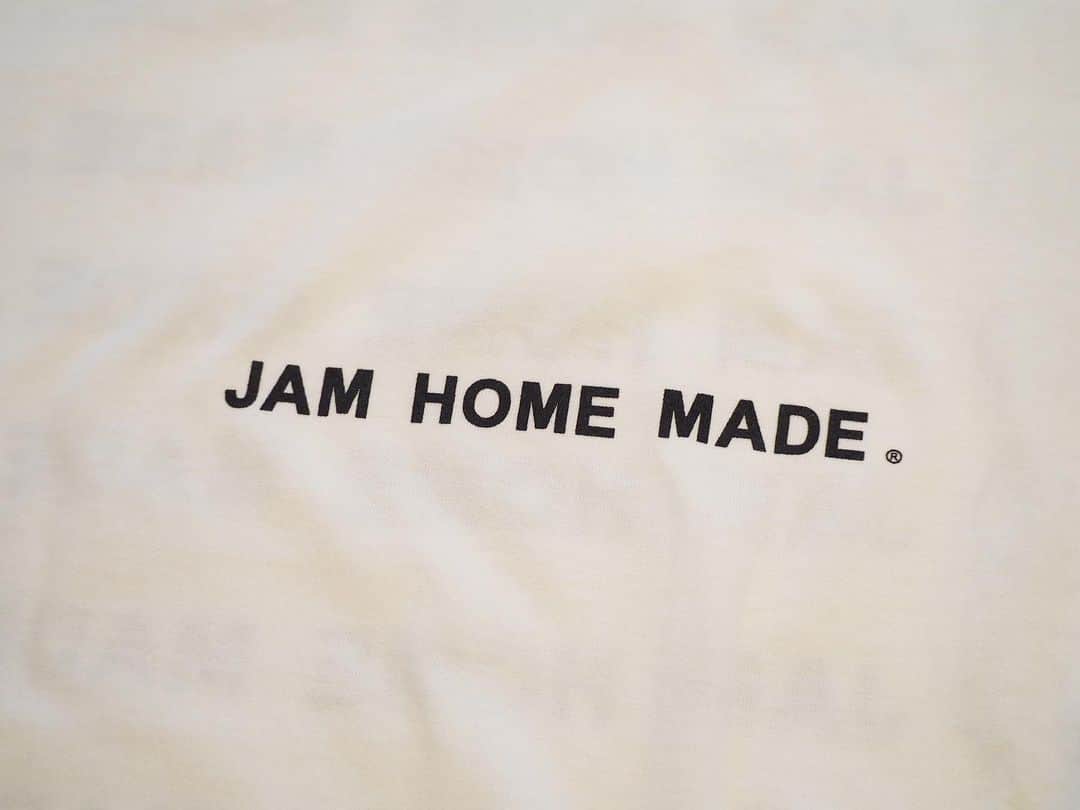 B JIRUSHI YOSHIDAさんのインスタグラム写真 - (B JIRUSHI YOSHIDAInstagram)「【NEW ARRIVAL】 〈JAM  HOME MADE〉 “JHM LOGO TEE” やっとTシャツ一枚だけで出掛けられる時期になりましたね。 ・ 〈JAM HOME MADE〉ならではのシンプルながらもお洒落なLOGO TEEをご紹介します。 ・ 規則的に配置されたJAM HOME MADEのロゴがポイントのシンプルなTシャツ。 ・ 程よくゆとりを持たせたシルエットで、気負わずラフに着用して頂けるひと品。 ・ 男女問わずユニセックスで着用頂けるので、ご自身用は勿論、プレゼントにもオススメです。 ・ 本格的な夏を迎える前の準備にいかがでしょうか。 ・ 〈JHM LOGO TEE〉 COLOR:WHITE SIZE:S,M,L,XL,XXL ¥5,000+TAX ・ 現在B印 ヨシダ 代官山では"JAM HOME MADE POP UP SHOP in B JIRUSHI YOSHIDA DAIKANYAMA"を開催しております。期間中は通常＜B JIRUSHI YOSHIDA＞で取り扱いのないアクセサリーやブライダルリングなど多数展開。是非この機会にご来店ください。 開催期間:2019年6月15日（土）～6月24日（月） 開催店舗:B印 ヨシダ 代官山  #bjirushiyoshida #B印YOSHIDA #代官山 #daikanyama #TOKYO #BEAMS #ビームス #yoshidakaban #吉田カバン #ポーター  #porter #비지루시요시다 #도쿄 #다이칸야마 #빔스 #빔즈 #포터 #데일리룩 #백팩 #jamhomemade」6月21日 20時48分 - bjirushiyoshida