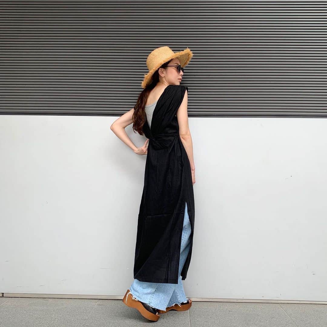 ungrid_minamiのインスタグラム：「. すこしまえに撮影しててあげ忘れていたデザインワンピース✨ 前後どちらでも👌🏽 リボンもウエストのラインみせるようにしても、ボックスっぽくゆるくきても👌🏽 . @ungrid_official #Ungrid#アミュプラザ博多」