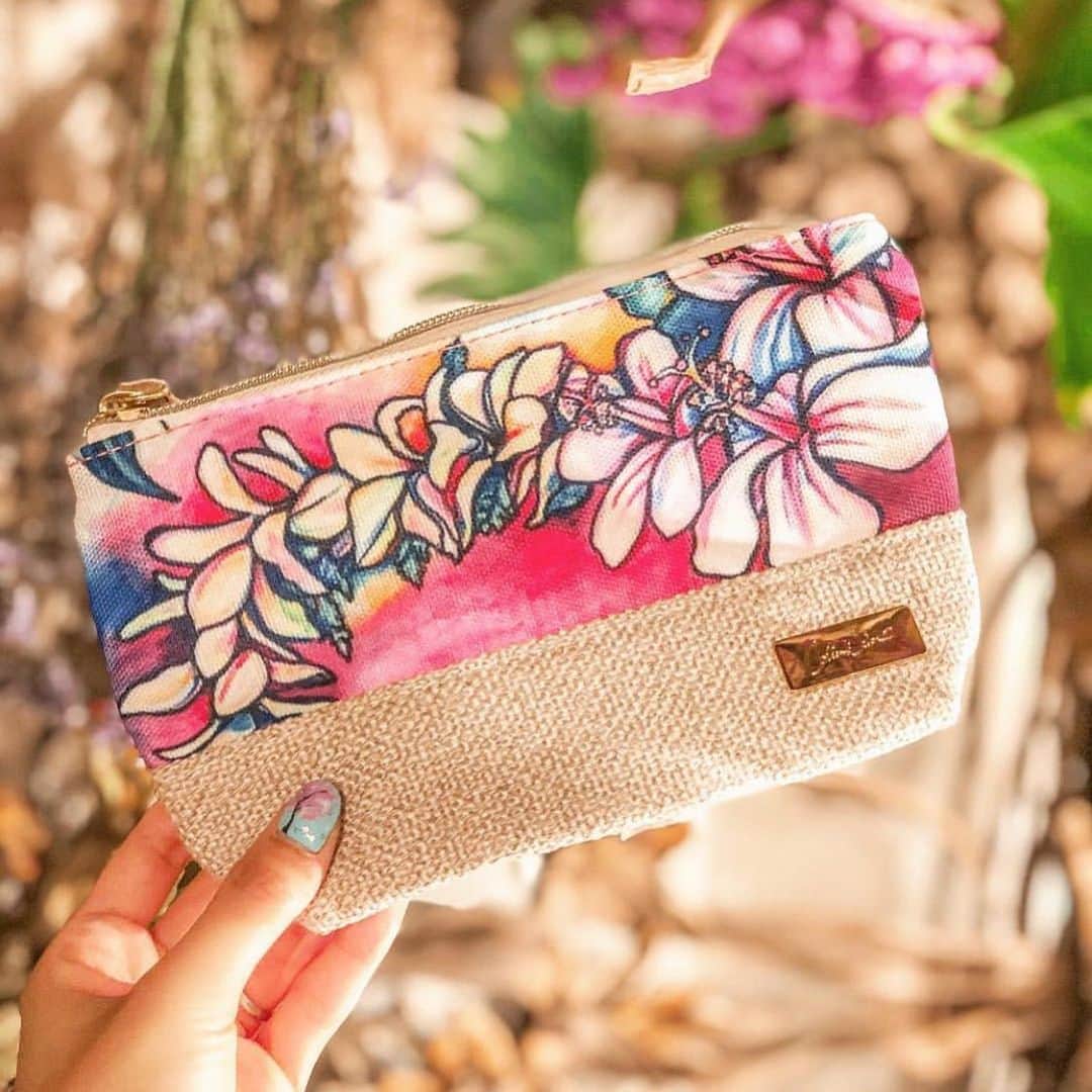 ラレイアのインスタグラム：「🌺 大Hit😍💓 Colleen Wilcoxアートデザインの麻コンビポーチが再入荷✨ ・  しかも今なら #楽天 サイトでお買い物マラソンセールも開催中🧡 ・ 全品ポイント20倍&おまとめクーポンも配布中です❤︎ ぜひCheckしてみてください😊 ・ THANK YOU #Repost @yuipo.xx ♡♡♡ ・ @laleia_official  @colleenwilcoxgallery_jp  #colleenwilcox#art#hawaii#aloha#surf#beach#laleia#ハワイ#フォトジェニック#インスタ映え#インスタ女子#アロハ#ビーチ#海を感じる雑貨#ラレイア#アート#ビーチガール#サーフスタイル#大人カジュアル#旅行#トラベラー#タビジョ#ポーチ#楽天#コリーンウィルコックス」