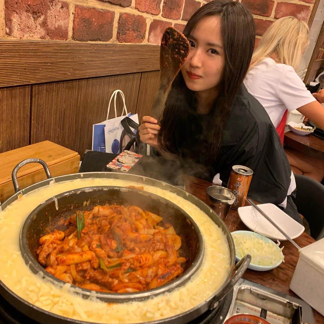 古賀成美さんのインスタグラム写真 - (古賀成美Instagram)「. おなかぺこぺこです😫 . . 今凄く刺激物が食べたいーー 韓国で食べたこの、、名前なんていうんやろ、、これまた食べたい！ 程よい辛さで最高においしかったんですーーー😫😫♥️ . . 皆さんは夜ご飯なに食べましたか？ ちなみに私はサンドイッチ🙄 . . #お腹すいた #韓国 #明洞 #食べ物 #凄く美味しかった #辛いもの #한국」6月21日 21時11分 - narunaru_330