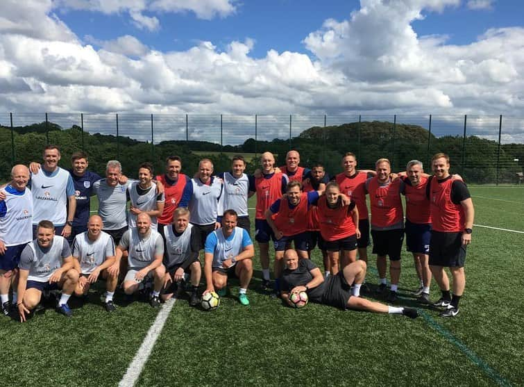 スティーヴン・ジェラードさんのインスタグラム写真 - (スティーヴン・ジェラードInstagram)「Great feeling to graduate through my uefa pro licence . Really enjoyed the 18 month journey and met some fantastic people . 👨‍🎓👍 oh ye and the northerners won the match on pens 😎」6月21日 21時05分 - stevengerrard