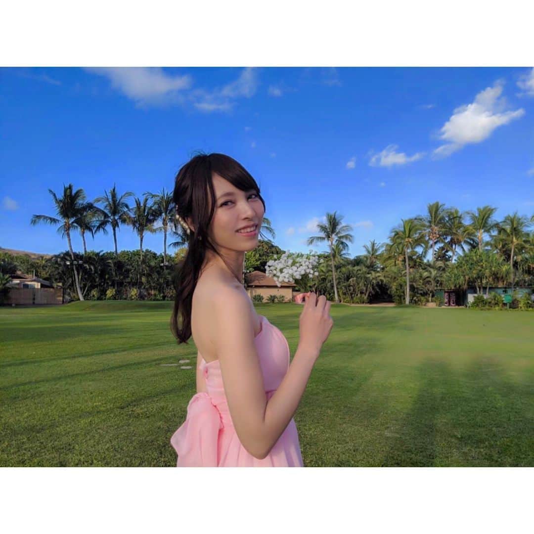 のインスタグラム：「💒👰💍 😎🌴🌺 ✨ @myumyuuuuuuu ✨ おめでとう💓 . photo by @amamiya_melty  初めてのブライズメイド✨ 新婦のみなちゃんがドレスの色を選んでくれたよ👗 自分ではあんまり選ばない色だけど、いろんな方に薄いピンク似合うって言ってもらえて嬉しいー😳 選んでくれてありがとう💖 . . . #結婚式 #結婚式参列 #ブライズメイド #ブライズメイドドレス #wedding #weddingparty #happywedding #hawaiiwedding #ハワイ挙式 #koolina #コオリナ #hawaii #hawaii2019 #ハワイの思い出  #weddingphoto #結婚おめでとう #ハワイ #bridesmaids #bridesmaidstyle #pinkdresses #pink #babypink  #saintlaurent #saintlaurentparis #saintlaurentshoes」