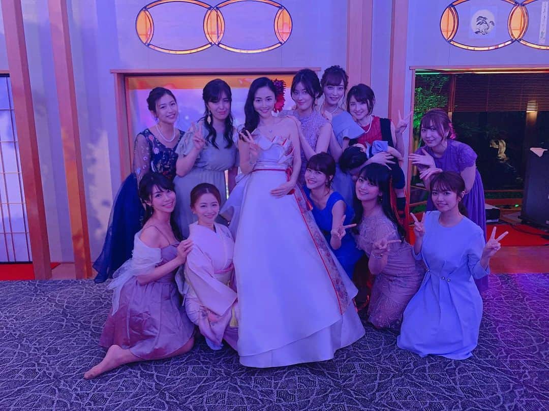 鈴木ふみ奈さんのインスタグラム写真 - (鈴木ふみ奈Instagram)「少し前ですが、杉原杏璃さんの結婚式に行きました👰🤵❤️ グラビアの大先輩の杏璃さん✨ 本当に本当に美しすぎました👗💕 (ここはカーペットで、土禁です。笑) ↑私が靴を履いていない理由👠笑 #wedding #杉原杏璃 さん」6月21日 20時59分 - fuminasuzuki