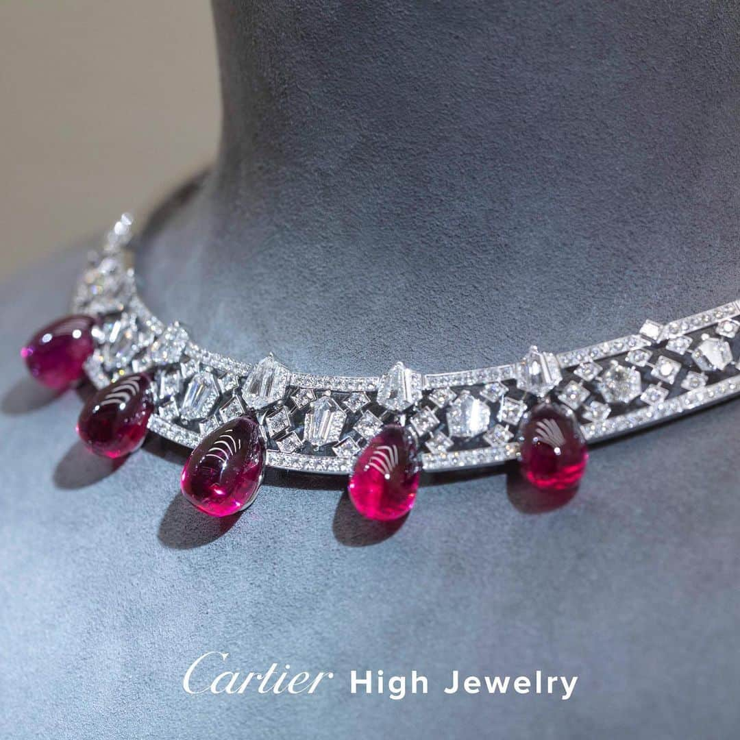 カルティエさんのインスタグラム写真 - (カルティエInstagram)「Clean design, vibrating with creative energy, five remarkable rubellite drops brought together and placed as pendants. #RachelWeisz wears #CartierMagnitude at the #CartierHighJewelry Gala in London. #HighJewelry」6月21日 21時00分 - cartier