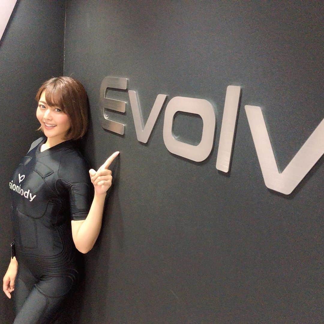 比良祐里のインスタグラム：「この度Evolvさんの広告モデルに選んで頂き、今日撮影をしてきました✨！！ Evolvさんは、EMSボディースーツを着て運動する事で効率的にシェイプアップが出来るフィットネススタジオ🤜⋆͛🤛 1回たった20分のレッスンなので忙しくて時間のない方にもとってもオススメです( *´꒳`* )💓 実際にレッスンも受けてみたんだけど、EMSスーツを着るだけでしっかり筋肉に効いてるのが分かる！でも難しい動きはしなくてシンプルな動きだから、運動音痴な私でも簡単に出来たよ💪 色々と撮影して頂いたので、完成をお楽しみに❤️ #Evolv #フィットネススタジオ #ジム #広告モデル #モデル #撮影」
