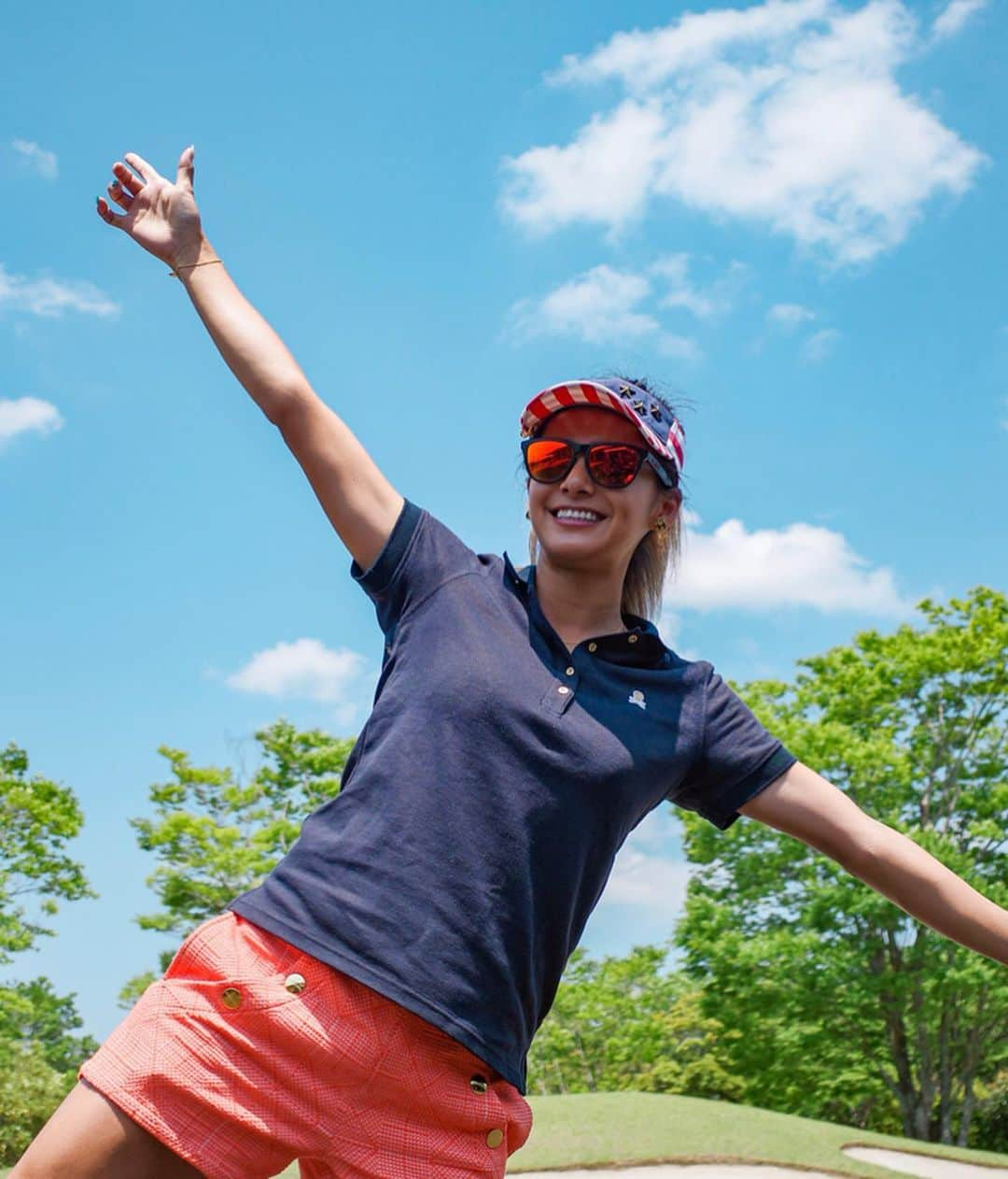 佐野千晃さんのインスタグラム写真 - (佐野千晃Instagram)「今週約半分ゴルフ日和でした⛳️笑﻿ (まだ今週終わってないけど)﻿ ﻿ 梅雨なのに雨に当たらず超いい天気の中出来たのホント幸せ！！！﻿ ﻿ swipeしたらスコアも動画も乗ってるよん﻿ 1.2枚目はセグウェイで回れるゴルフ場でしっかり100を切れたのが喜び！﻿ 3.4枚目は100切れなかったけどメンバー最高で笑いまくった！﻿ 5.6枚目は難しいコースって言われてるとこで98→94にベストを更新できたのが最高に嬉しい！﻿ ﻿ ゴルフでの今年の目標﻿ 平均90台に行く事﻿ ベストを80台に持っていく﻿ ゴルフのお仕事増やす⛳️﻿ ﻿ もっともーっと飛距離伸ばして全体的に上手くなりたいなー！﻿ ﻿ #workout #training #sport  #wear #sportwear #スポーツ #筋トレ女子 #筋トレ #ワークアウト #スポーツウェア #筋肉 #筋肉美 #go  #run #running  #marathon  #ゴルフ #ゴルフ女子 #ゴルフ好き #champion #championgolf #チャンピオン﻿」6月21日 21時14分 - sanochiaki810