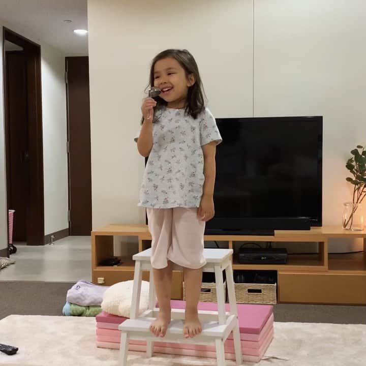 バイリンガル3兄妹のインスタグラム：「本日の姉妹のごっこ遊び テーマは「保護者会」です。 渋い😂 ・ 保護者会が始まる前に 園児から一曲お歌を披露してくれるというので保護者として参加してきました。 ・ やぎさんゆうびん の歌の歌詞は ほぼあやふやでハミング化しておりました😂 ・ お華さんは体全体を使って息継ぎしておりました😂 ・ ・ #やぎさんゆうびん #しろやぎさんかか #くろやぎさんかか #歌の締めは #はーのっうーー ・ #はなち #4歳 #バイリンガル3兄妹」