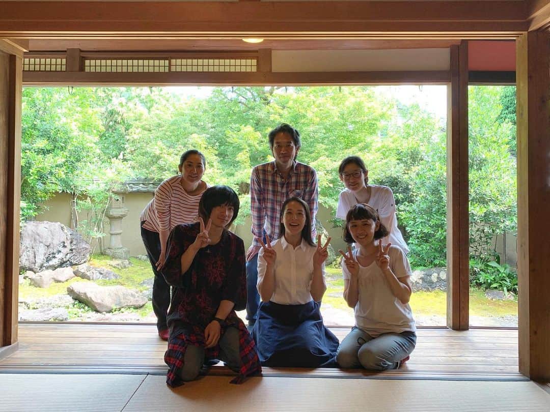 のインスタグラム：「撮影6日目 「大庄屋 上野家」さんにて😄🌿🍃 とっても良い雰囲気〜〜✨ 縁側に座ってお庭の景色を見ているだけで 心が浄化されるような☺️ そのままお昼寝したら気持ちいいだろうな〜 施設の方にも大変お世話になりました🙏🏻 ありがとうございました😄 _ #京都 #舞鶴 #大庄屋上野家」