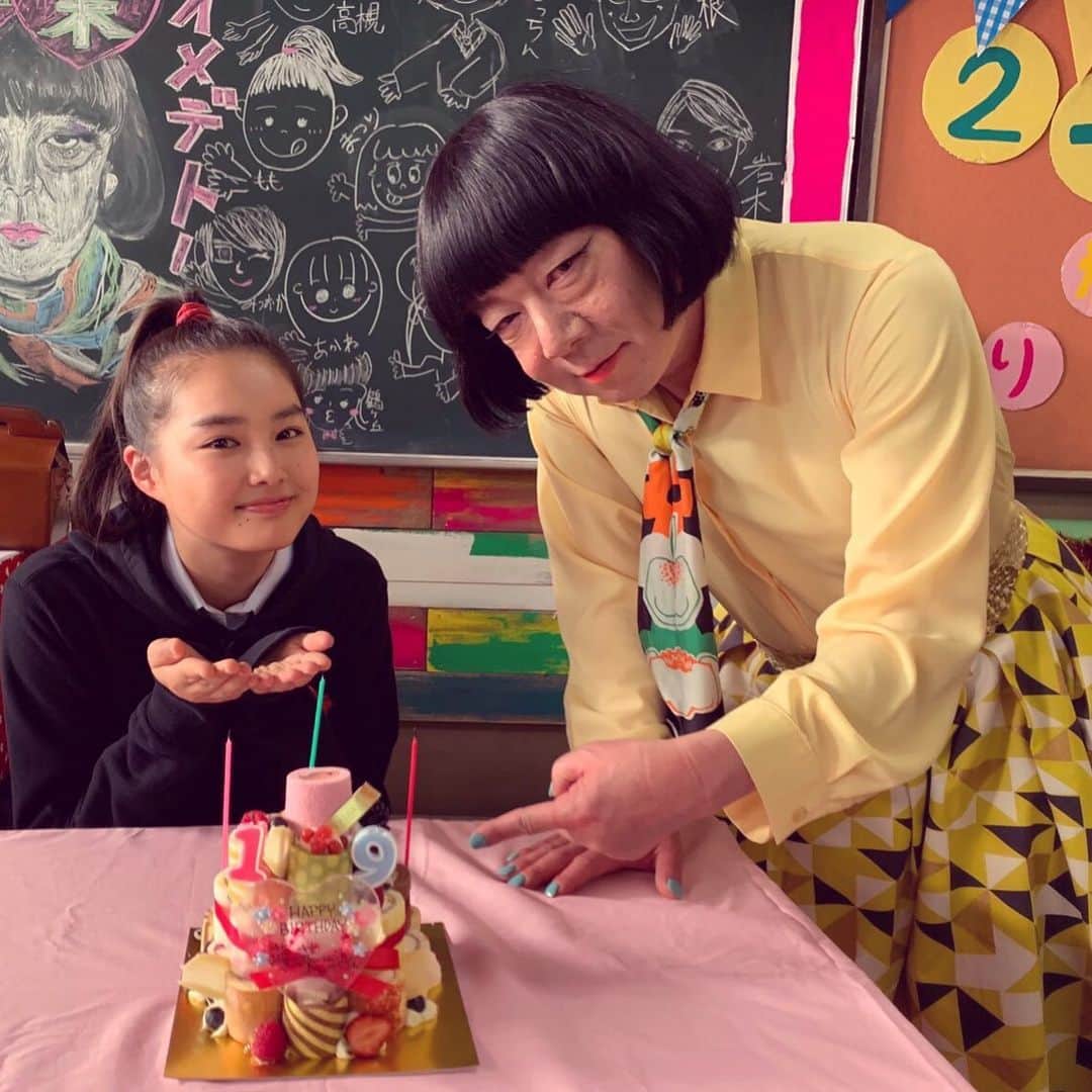 のインスタグラム：「‪本日６月２１日は、堀江もも役、箭内夢菜さんの１９歳のお誕生日でした🎉👏🎂 現場でお祝いしたときの写真です❗️よい笑顔🌈‬ ‪#俺スカ‬ ‪#古田新太‬ ‪#箭内夢菜‬ ‪#俺スカ最終回明日よる１０時‬」