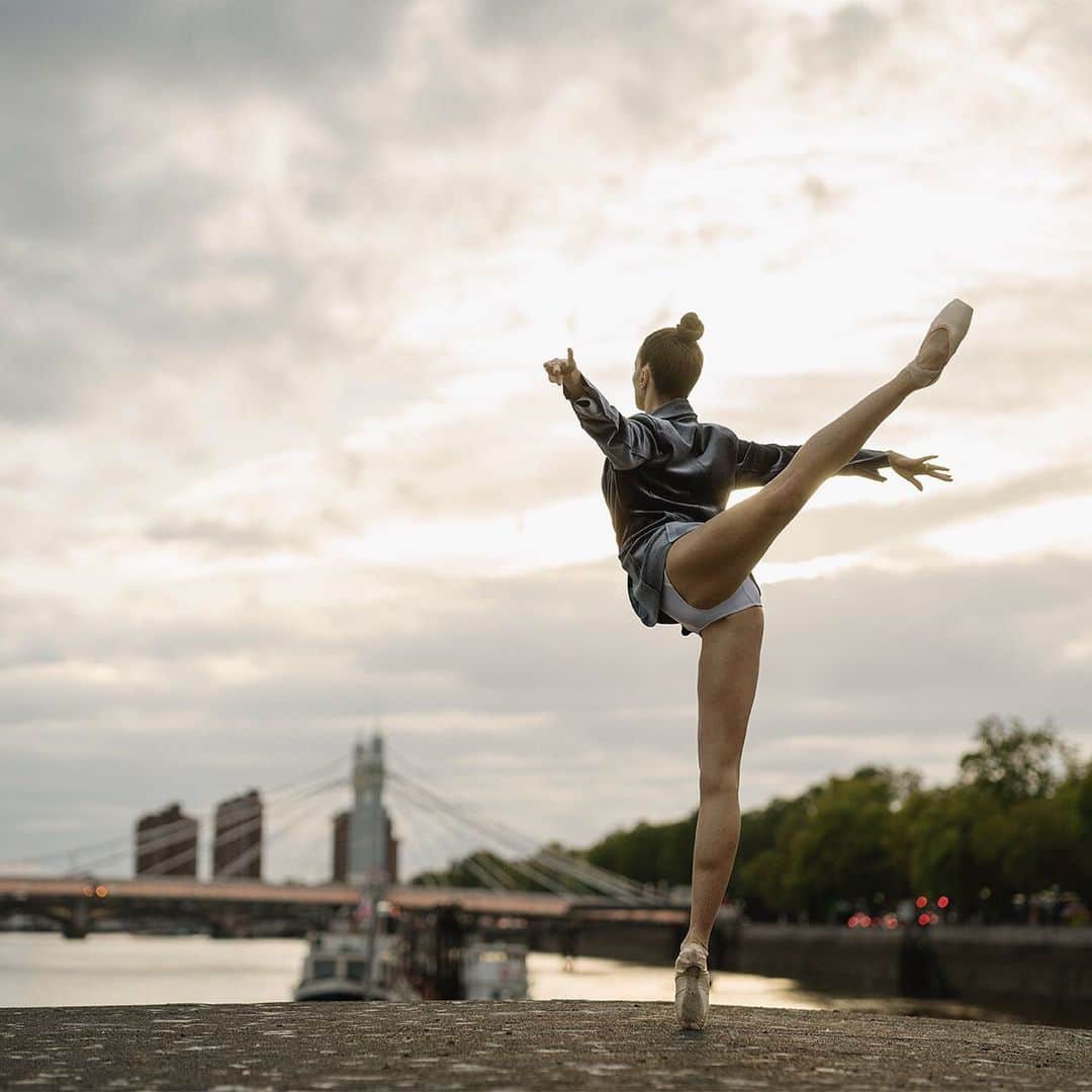 ballerina projectさんのインスタグラム写真 - (ballerina projectInstagram)「Lauren Cuthbertson on the River Thames. #ballerina - @londonballerina #albertbridge #riverthames #london #ballerinaproject #ballerinaproject_ #ballet #dance #pointe #sunset #laurencuthbertson  With the upcoming conclusion of the Ballerina Project limited edition prints will be only available for a limited time. Link is in our Instagram profile to purchase one today.  The Ballerina Project book is now available for pre-order. Go to @ballerinaprojectbook for pre-order link and info. #ballerinaprojectbook」6月21日 21時15分 - ballerinaproject_