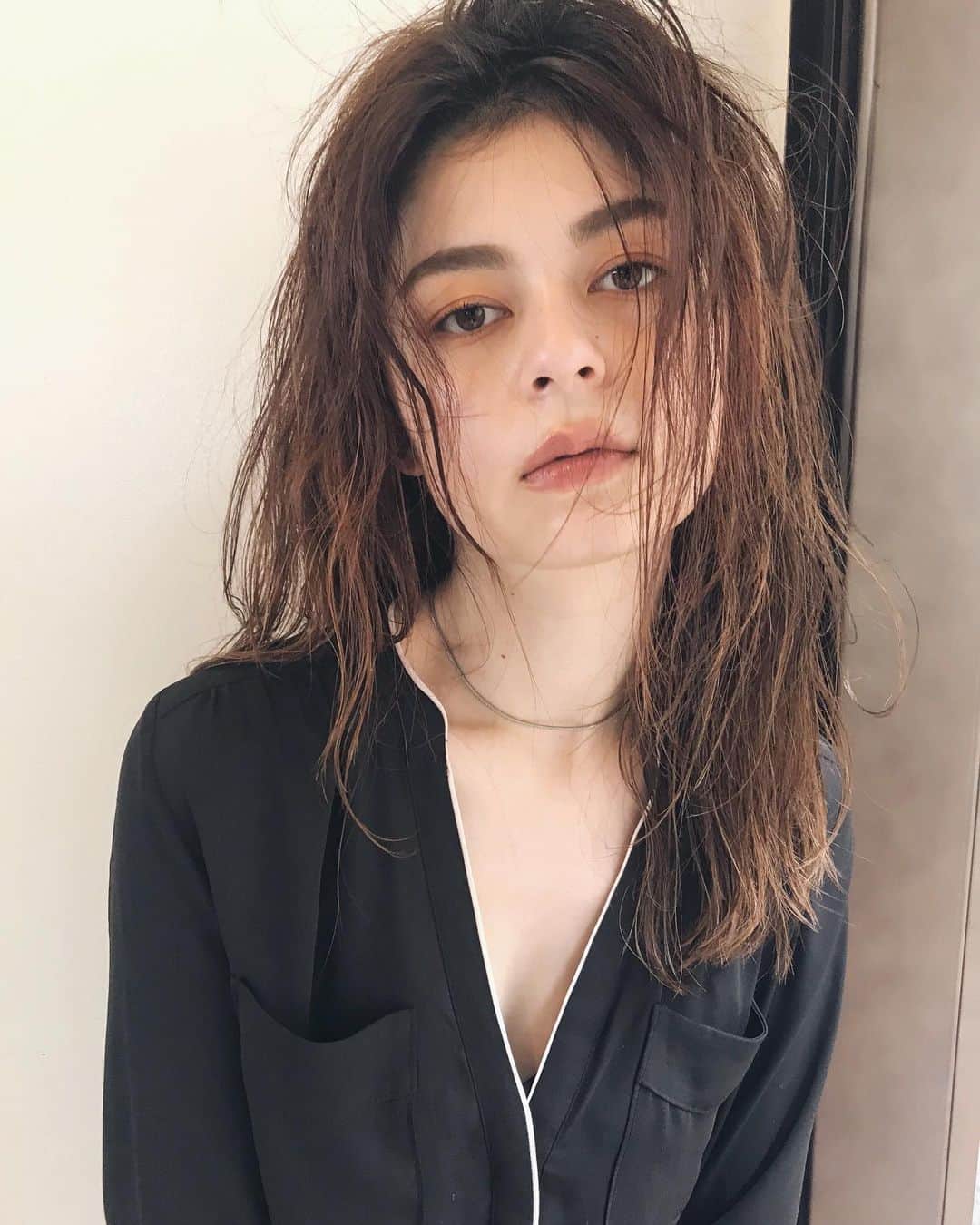 カワシリアツシのインスタグラム：「柔らかく🌿 ・ ・ ・ ・ブリーチの回数がわからない。 ・値段が気になる。 ・ダメージが心配。など なんでもご気軽にご相談ください😊 ・ ご予約やご相談はURLもしくはDM・LINEにて待ちしております🙆‍♂️ ・ ・ ・ ご予約はトップページURLをクリック😊 もしくはDMください✉️ ・ ネットで×になってても お取りできるお時間もございますので、 ご気軽にご相談ください🙆‍♂️ ・  #アディクシー #イルミナカラー  #外国人風カラー #ミニボブ #切りっぱなしボブ #ハイライト #外ハネ #グラデーション #外国人風 #ポートレート #美容室 #美容院 #美容学生 #撮影 #東京 #渋谷  #ショートヘア #グレージュ  #ブルージュ #ブリーチ #portrait #フィルムカメラ #hairstyle #ショートカット #haircolor #ハイトーン #데일리룩 #时尚 #แฟชั่น#デジキュア」