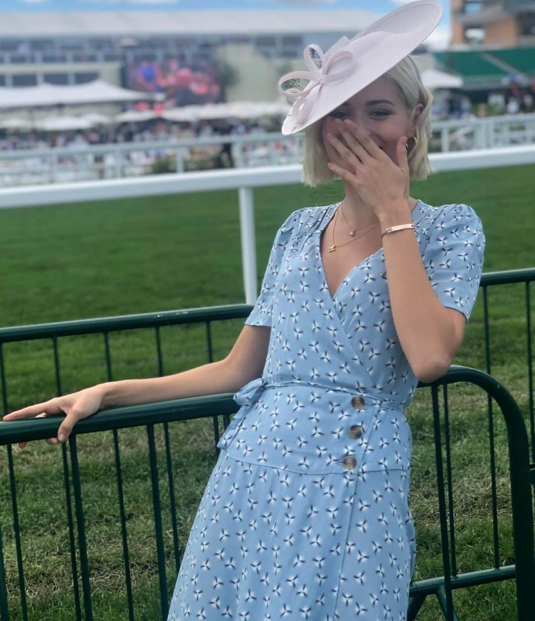 ニーナ・ネスビットさんのインスタグラム写真 - (ニーナ・ネスビットInstagram)「swipe to see me after one glass of champagne. #royalascot」6月21日 21時19分 - ninanesbitt