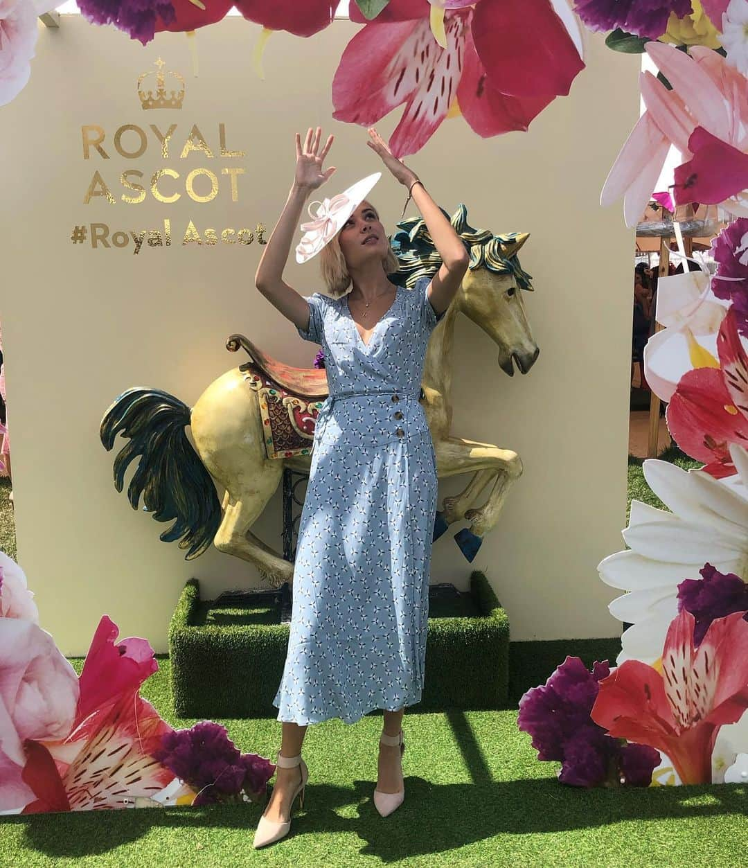 ニーナ・ネスビットさんのインスタグラム写真 - (ニーナ・ネスビットInstagram)「swipe to see me after one glass of champagne. #royalascot」6月21日 21時19分 - ninanesbitt