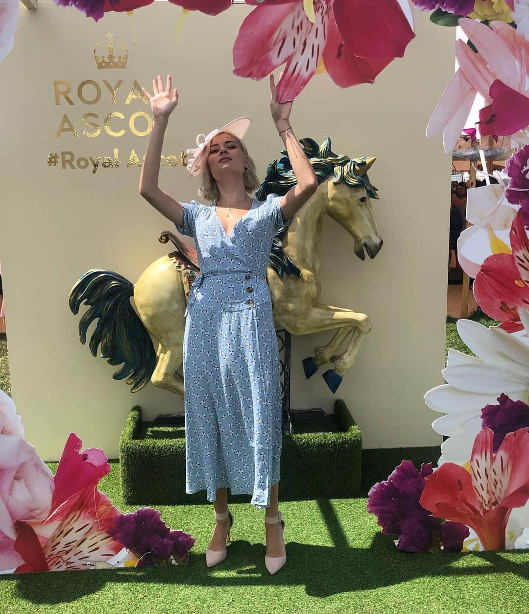 ニーナ・ネスビットさんのインスタグラム写真 - (ニーナ・ネスビットInstagram)「swipe to see me after one glass of champagne. #royalascot」6月21日 21時19分 - ninanesbitt