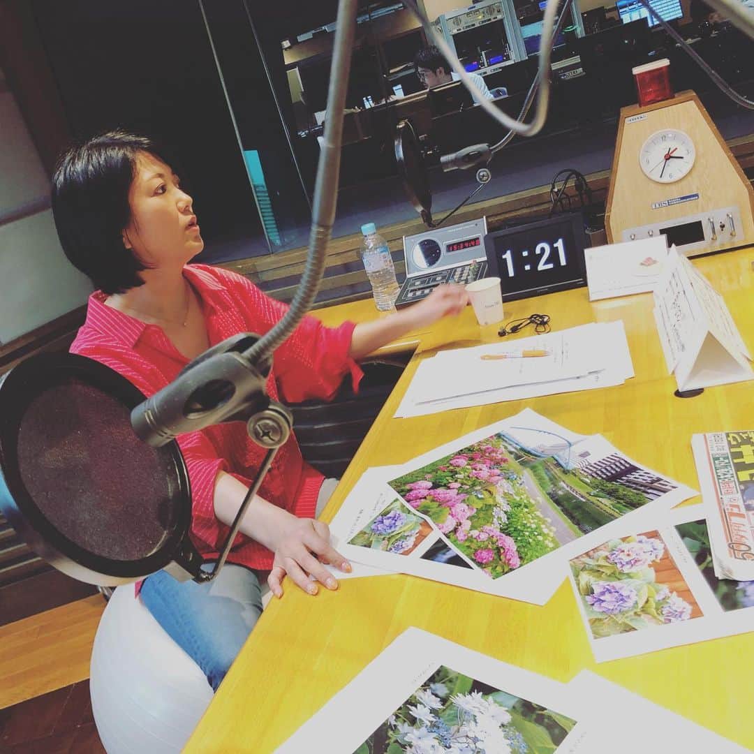 TBSラジオ「たまむすび」さんのインスタグラム写真 - (TBSラジオ「たまむすび」Instagram)「6/22（明日）誕生日の玉さんに番組からは万年筆🖋をプレゼント！そして、盟友・ウタさんからは、、、キケンなブツ（model gun）が贈られる😆 51歳最後の放送。  TOKYOもんでは、都内の紫陽花スポットを特集！リスナーさんの撮った素敵な写真がメールに添付されてました。紫陽花の季節。  #tama954 #たまむすび #外山惠理 #玉袋筋太郎 #rhymester #宇多丸 #プレゼント #誕生日おめでとう #かっこいい50代 #万年筆 #モデルガン #tokyoもん #紫陽花 #リスナーさんに感謝 #アトロク #tbsラジオ」6月21日 21時19分 - tamamusubi905954
