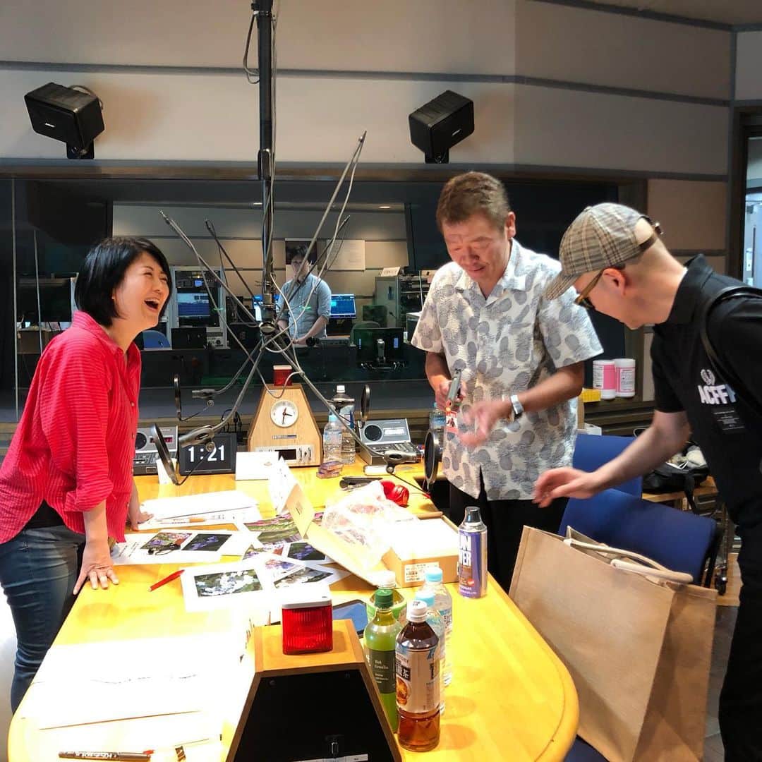 TBSラジオ「たまむすび」さんのインスタグラム写真 - (TBSラジオ「たまむすび」Instagram)「6/22（明日）誕生日の玉さんに番組からは万年筆🖋をプレゼント！そして、盟友・ウタさんからは、、、キケンなブツ（model gun）が贈られる😆 51歳最後の放送。  TOKYOもんでは、都内の紫陽花スポットを特集！リスナーさんの撮った素敵な写真がメールに添付されてました。紫陽花の季節。  #tama954 #たまむすび #外山惠理 #玉袋筋太郎 #rhymester #宇多丸 #プレゼント #誕生日おめでとう #かっこいい50代 #万年筆 #モデルガン #tokyoもん #紫陽花 #リスナーさんに感謝 #アトロク #tbsラジオ」6月21日 21時19分 - tamamusubi905954