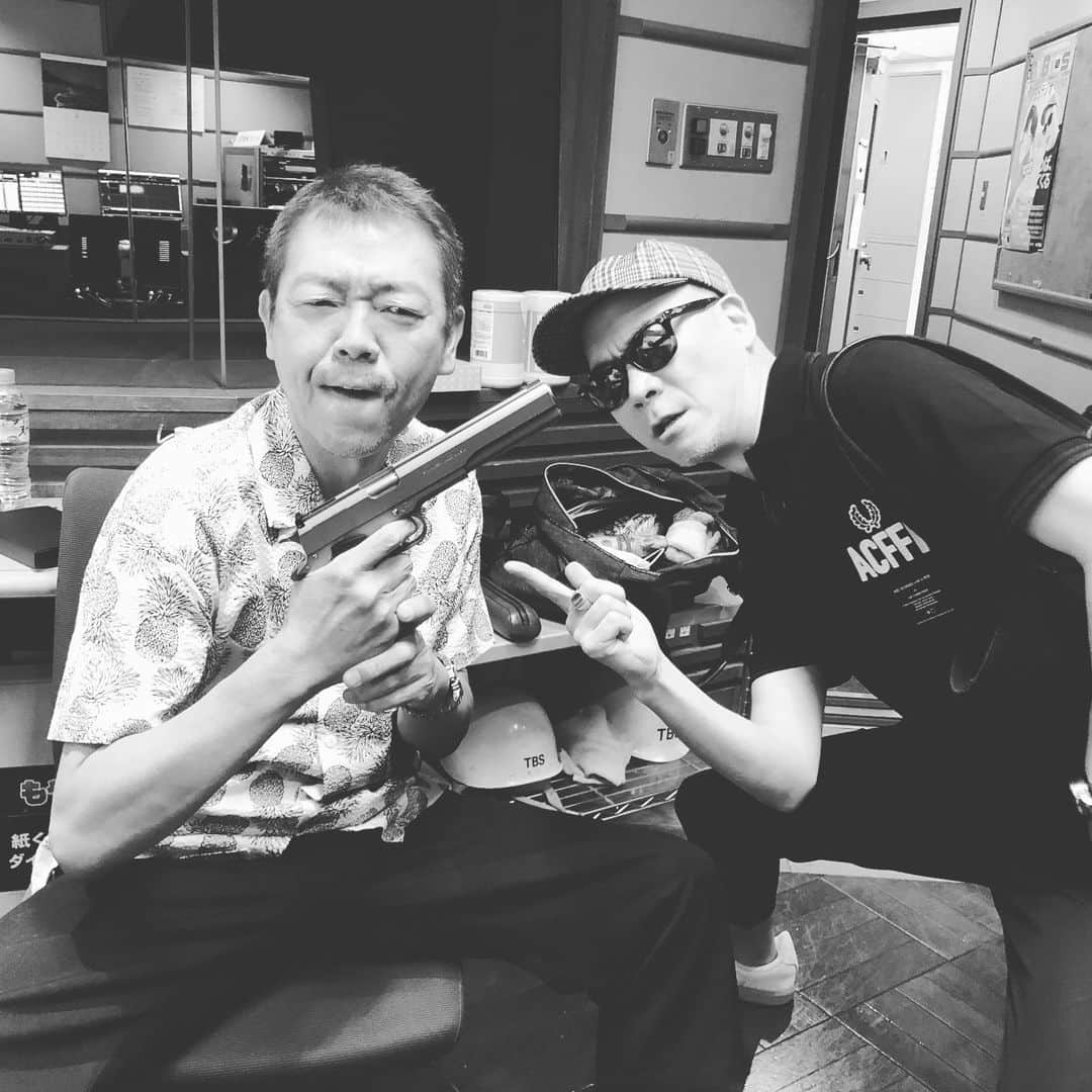 TBSラジオ「たまむすび」さんのインスタグラム写真 - (TBSラジオ「たまむすび」Instagram)「6/22（明日）誕生日の玉さんに番組からは万年筆🖋をプレゼント！そして、盟友・ウタさんからは、、、キケンなブツ（model gun）が贈られる😆 51歳最後の放送。  TOKYOもんでは、都内の紫陽花スポットを特集！リスナーさんの撮った素敵な写真がメールに添付されてました。紫陽花の季節。  #tama954 #たまむすび #外山惠理 #玉袋筋太郎 #rhymester #宇多丸 #プレゼント #誕生日おめでとう #かっこいい50代 #万年筆 #モデルガン #tokyoもん #紫陽花 #リスナーさんに感謝 #アトロク #tbsラジオ」6月21日 21時19分 - tamamusubi905954