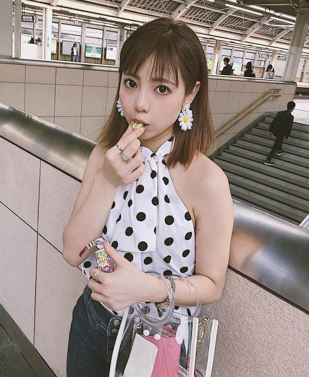 吉澤友貴さんのインスタグラム写真 - (吉澤友貴Instagram)「梅雨終わってなかったのかぁ～ 明日からまた雨やって😤☔ 、 、 👚: @zara 👖: @redyazel 👜: @17kg_official」6月21日 21時19分 - yuki_yoshizawa_