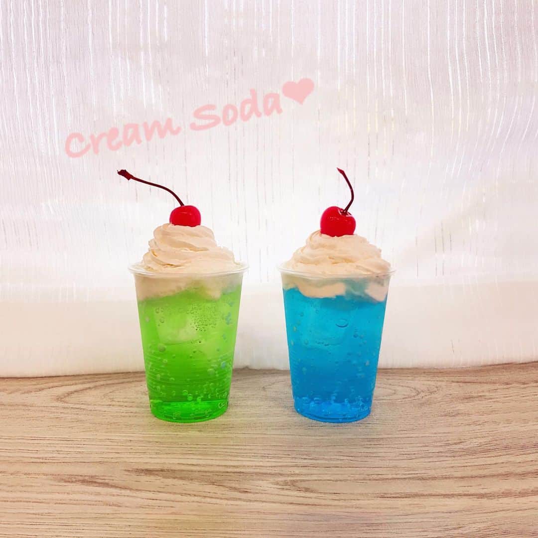 トーラク株式会社のインスタグラム：「. 暑ーい日は しゅわしゅわしたソーダ🍹が美味しい . . ◉らくらくホイップ 箱から出したら絞るだけ。泡立て済みのホイップクリームが口金付きの絞り袋に入っているから、簡単にすぐ使えます。 ドリンクに絞ればおうちでカフェ風ドリンクが気軽に楽しめますよ✨  #トーラク #TORAKU #神戸プリン #プリン #プリン好き #甘いもの #コンビニスイーツ #コンビニ #スイーツ #スイーツ好き #pudding #puddingparty #sweets⠀#おやつタイム  #クリームソーダ #メロンソーダ #ソーダフロート #らくらくホイップ #ホイップクリーム #おうちカフェ #喫茶店メニュー #さくらんぼ #メロンソーダフロート #シュワシュワ #しゅわしゅわ」