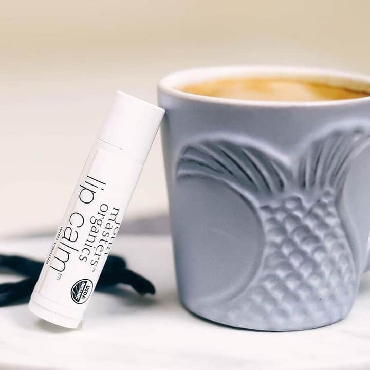 John Masters Organicsさんのインスタグラム写真 - (John Masters OrganicsInstagram)「Det essentielle på en fredag eftermiddag﻿🙌🏻 Lip Calm er en sand kunde favorit, og fugter og blødgør tørre læber. Den er skabt af de fineste økologiske ingredienser som jojoba-, oliven- og hjulkroneolier, der tilsammen giver fantastisk bløde læber, dybdevirkende fugt og uovertruffen beskyttelse ﻿ 📸: @johnmastersorganicsfrance ﻿ ﻿ #jmo #johnmasters #johnmasterorganics #orgnaic #orgnaicbeauty #beauty #planorganic #øko #økologiskhudpleje #økologi #bæredygtig #clean #lipcalm #ren #natur #naturlig #naturligskønhed #skønhedsprodukter」6月21日 21時25分 - johnmastersorganics_denmark