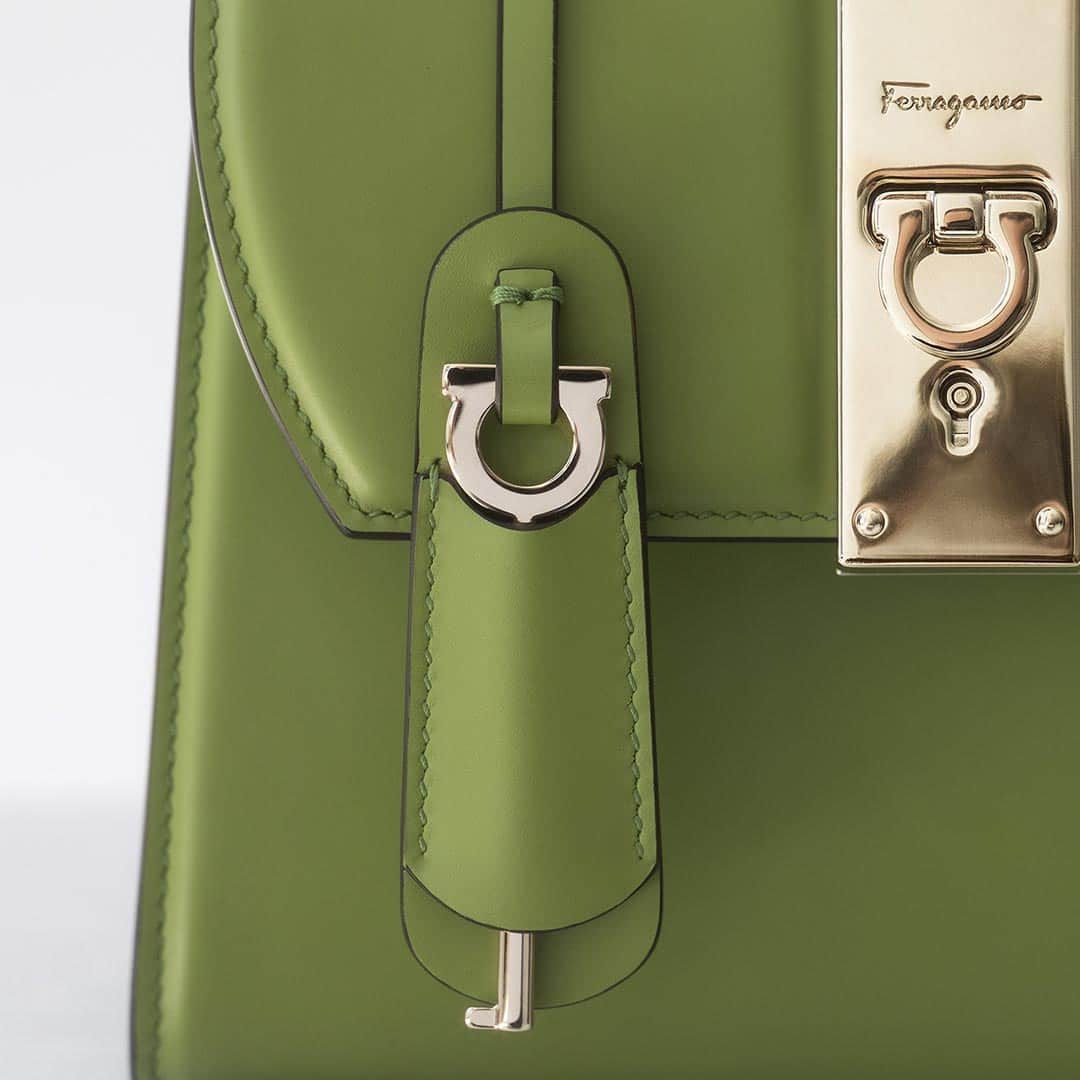 サルヴァトーレ・フェラガモさんのインスタグラム写真 - (サルヴァトーレ・フェラガモInstagram)「All in the details : a unique #gancini lock and key feature that transforms the #boxyz bag into a portable treasure chest」6月21日 21時30分 - ferragamo