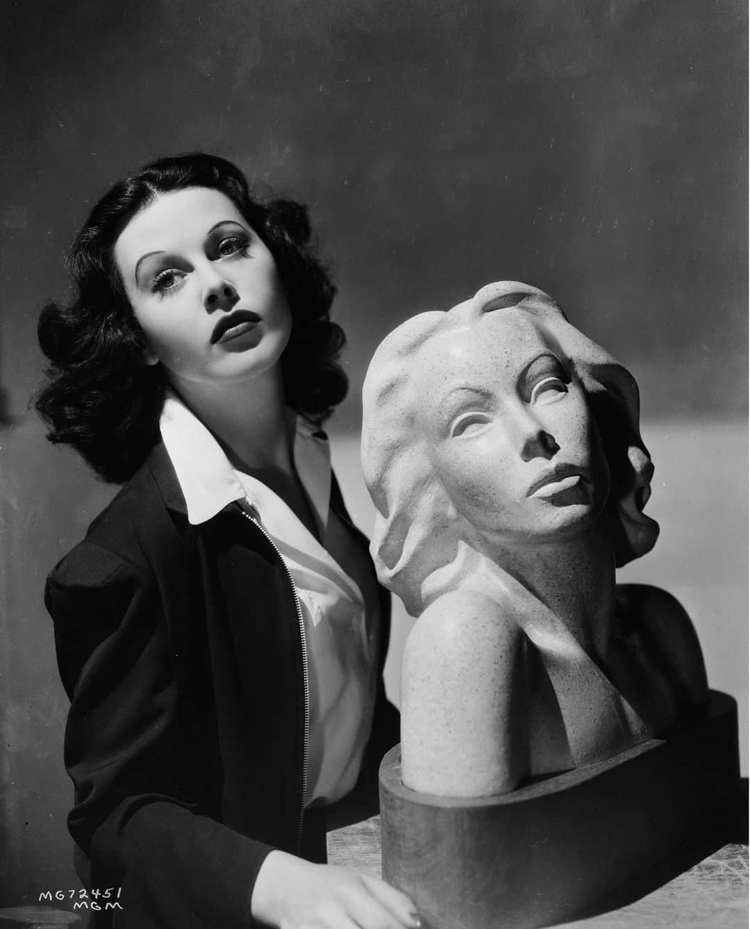 パット・マグラスさんのインスタグラム写真 - (パット・マグラスInstagram)「“I'd rather wear jewels in my hair than anywhere else. The face should have the advantage of this brilliance.” - Hedy Lamarr ⚡⚡⚡Hedy Lamarr poses with a bust of herself ⚡⚡⚡ #patmcgrathlabs #SkinFetish: #SublimePerfection The System #inspiration」6月21日 21時32分 - patmcgrathreal