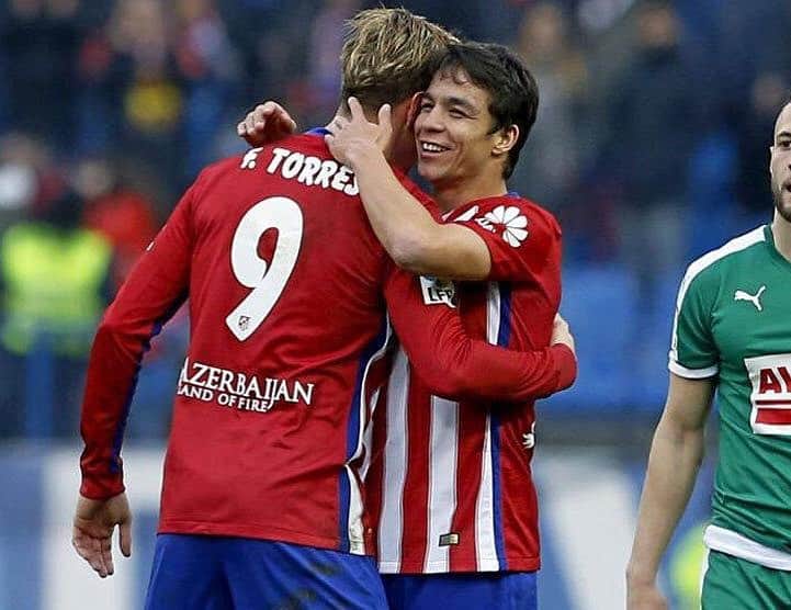 オリベル・トーレスのインスタグラム：「Gracias Fernando, por tantos años y tan buenos de fútbol, por tantas alegrías a todos y por actos y consejos que van más allá del fútbol. Se retira alguien que es mucho más que un futbolista, se retira una gran persona! Mucha suerte en tu nueva etapa, seguro que estará repleta de éxitos! @fernandotorres」