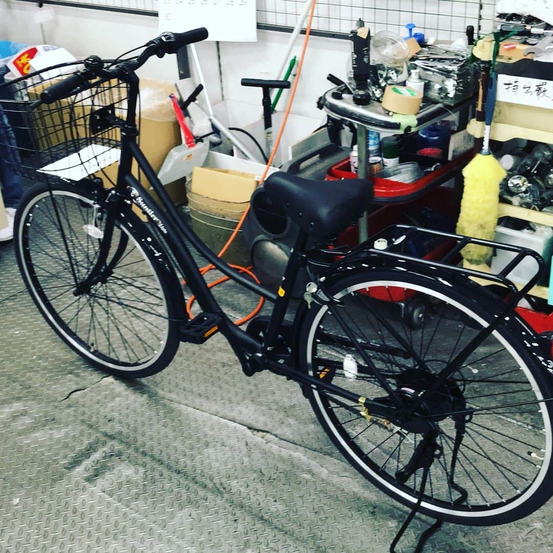 THE BAWDIESさんのインスタグラム写真 - (THE BAWDIESInstagram)「自転車を持っていなかったので、先日買いました。 みんなが乗ってるような、カッコいいやつじゃありません。 THEママチャリ、とでもいうのでしょうか。とても愛らしいやつです。 ギアも6段階も付いてるんですよ！ 近所のスーパーの駐輪場に停めたら、警備員さんに移動されられていて、まだ買いたてのわたしはどのチャリだか分からず、30分探し回りやっとこさみつけました。 そんなことがないようにお尻にシールを貼りました。 明日はzeppにてライブ。楽しみましょうね！ jim #bawdies #newstepsnewgroovestour2019 #自転車」6月21日 21時36分 - thebawdies